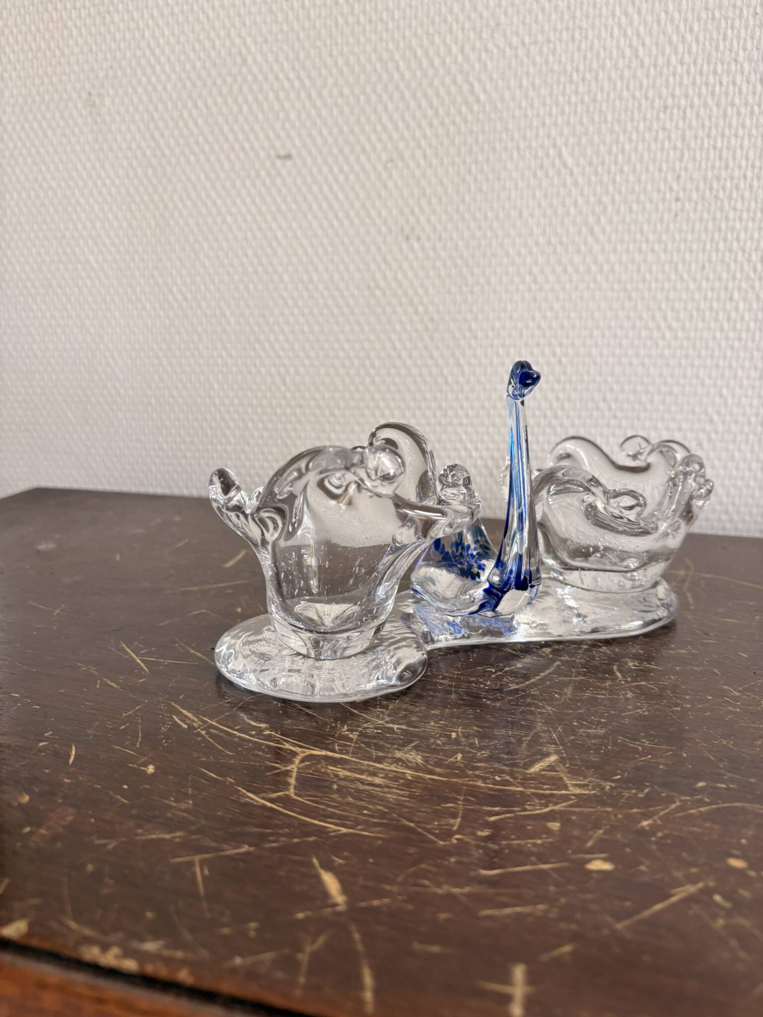 Double salt and pepper shaker, swan dragée, cobalt blue Murano glass.