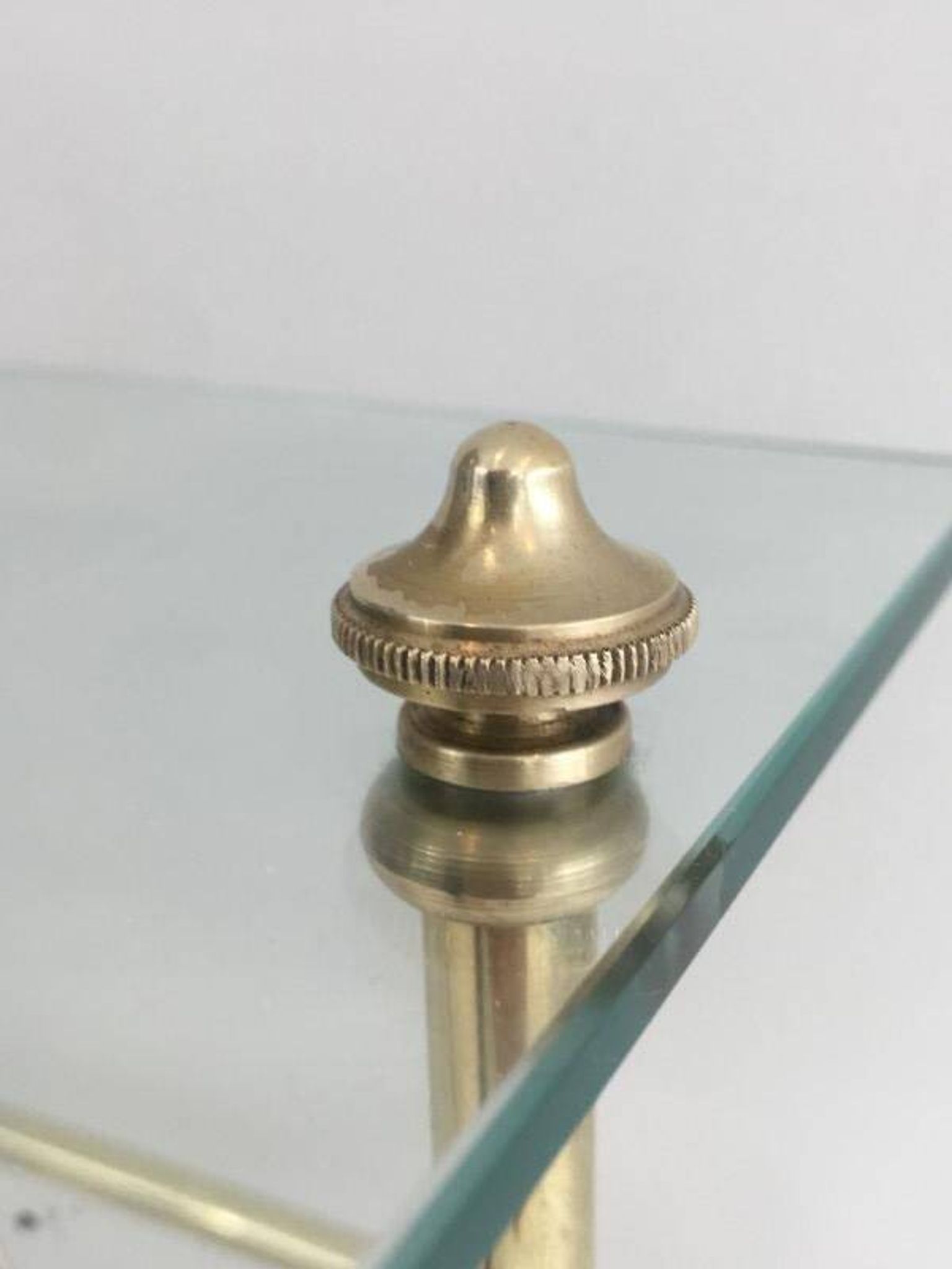Porte-revues de style néoclassique en laiton et tablette en verre de la Maison Jansen