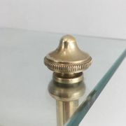 Porte-revues de style néoclassique en laiton et tablette en verre de la Maison Jansen