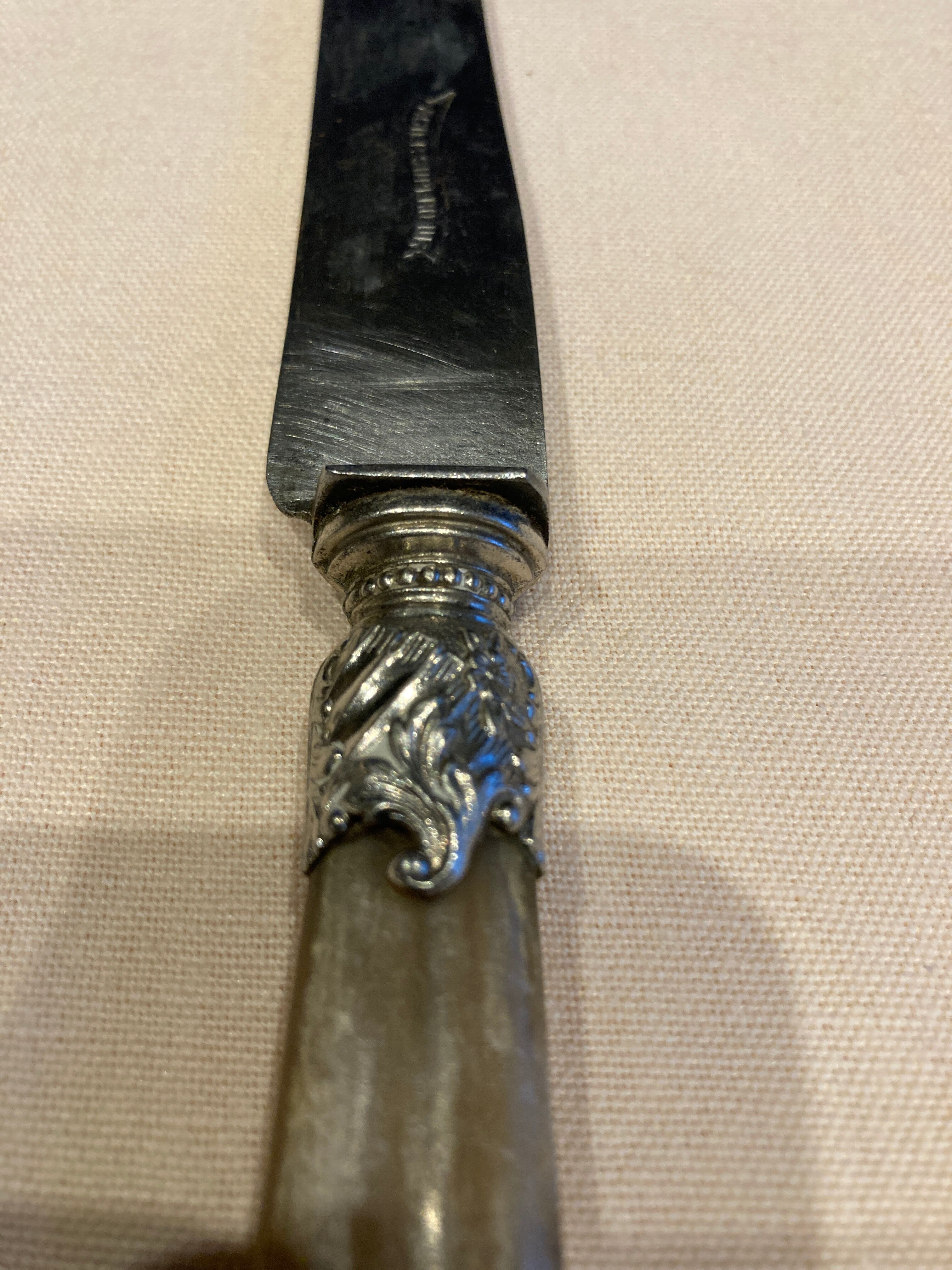 Série de 12 couteaux à manche en corne