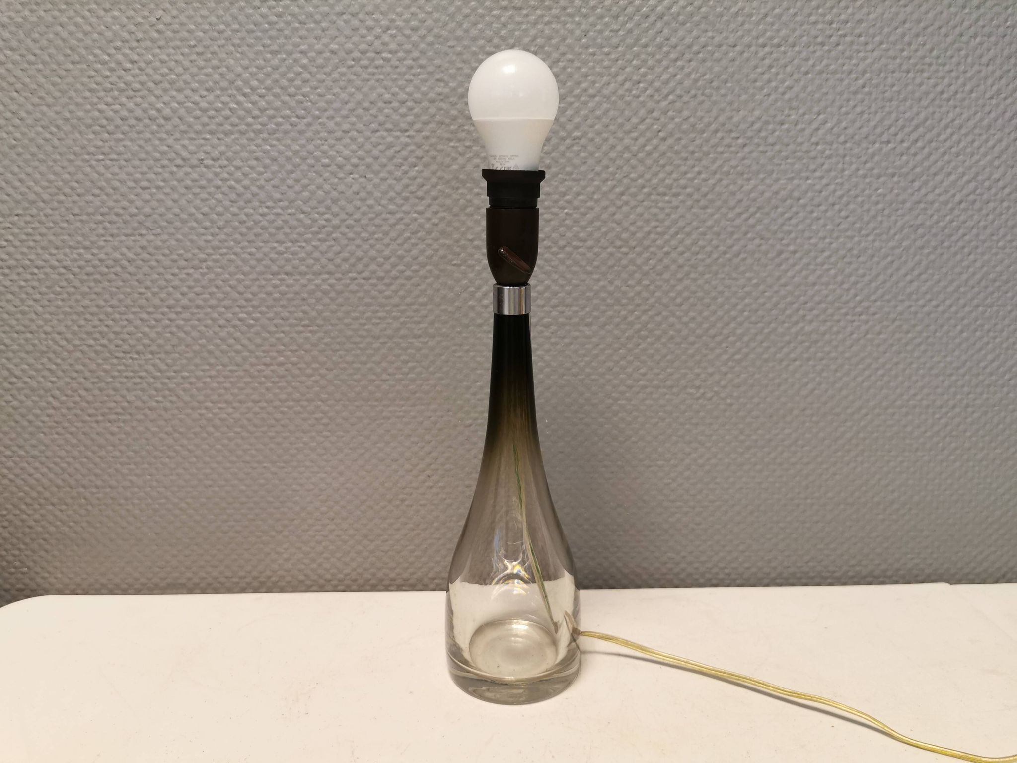 Lampe de table en verre de forme élégante. Par Bengt Orup 1957.