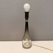 Lampe de table en verre de forme élégante. Par Bengt Orup 1957.