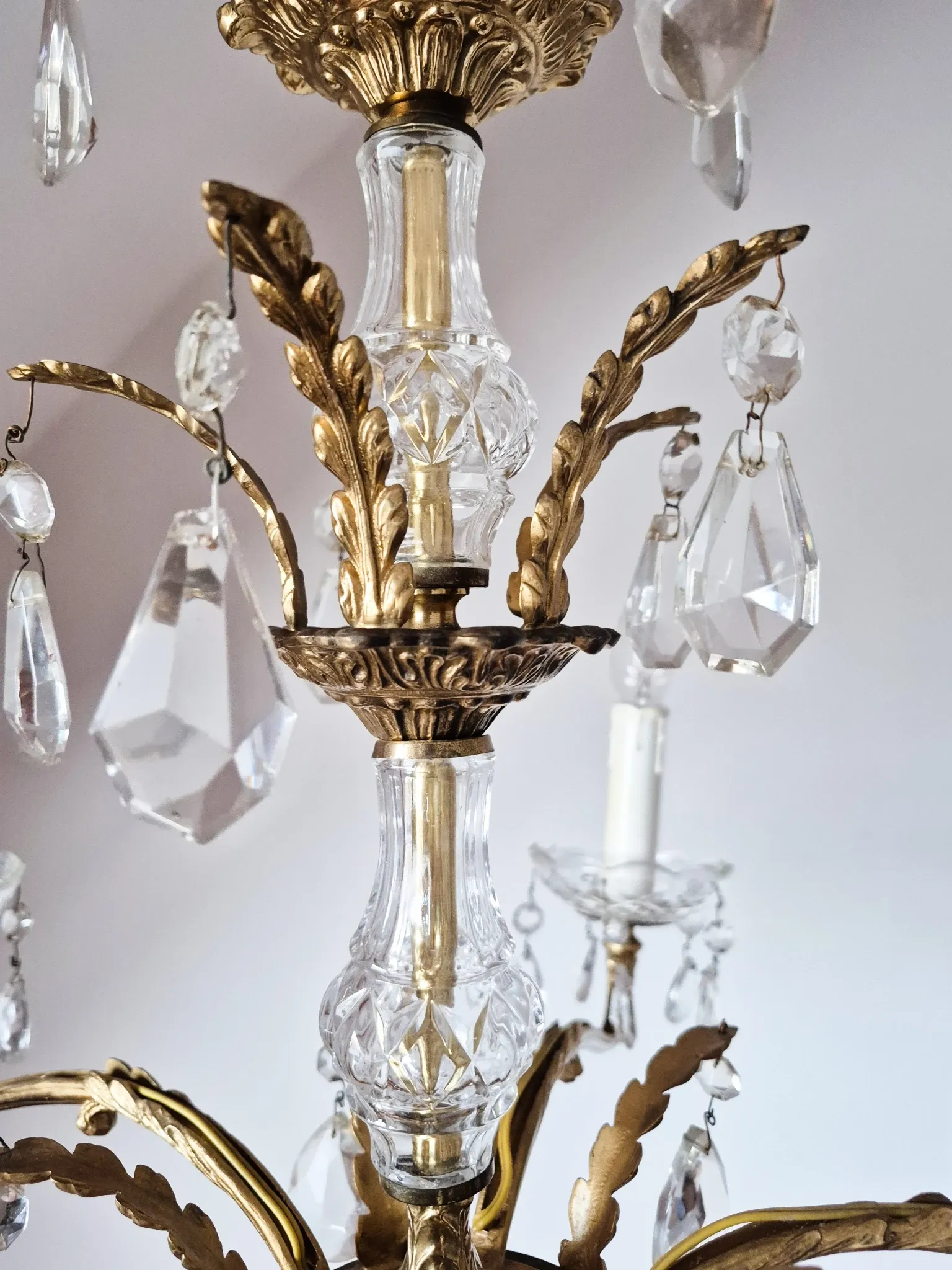Antique chandelier with pendants, in bronze and glass pendants.