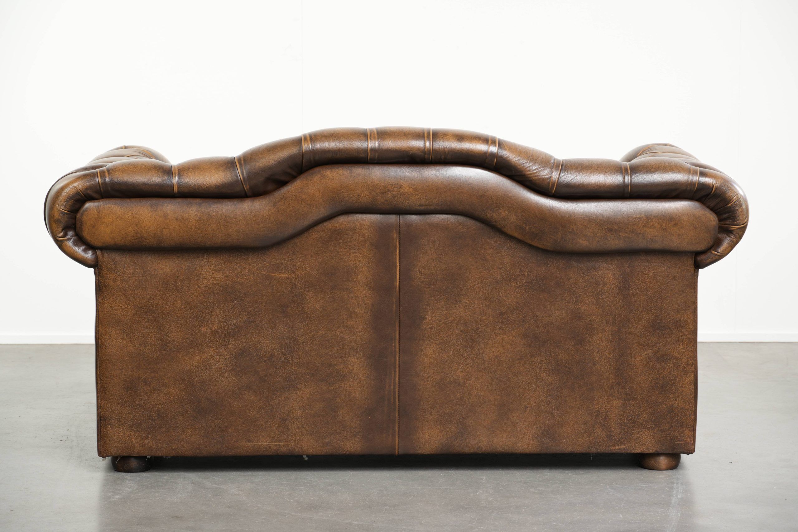 English cowhide leather Chesterfield 2-seater sofa in a luxurious colour