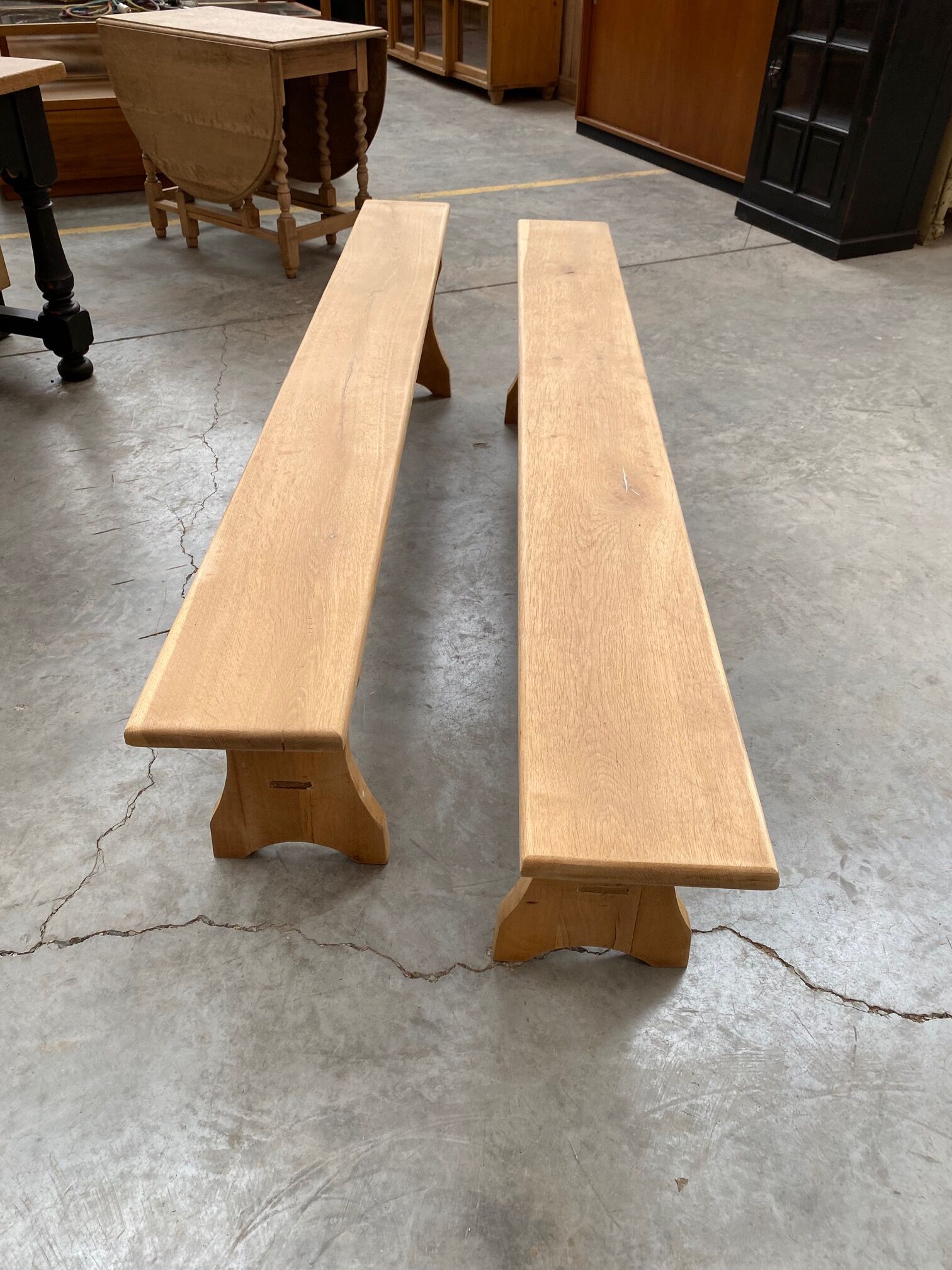 Oak farmhouse table and its 2 benches