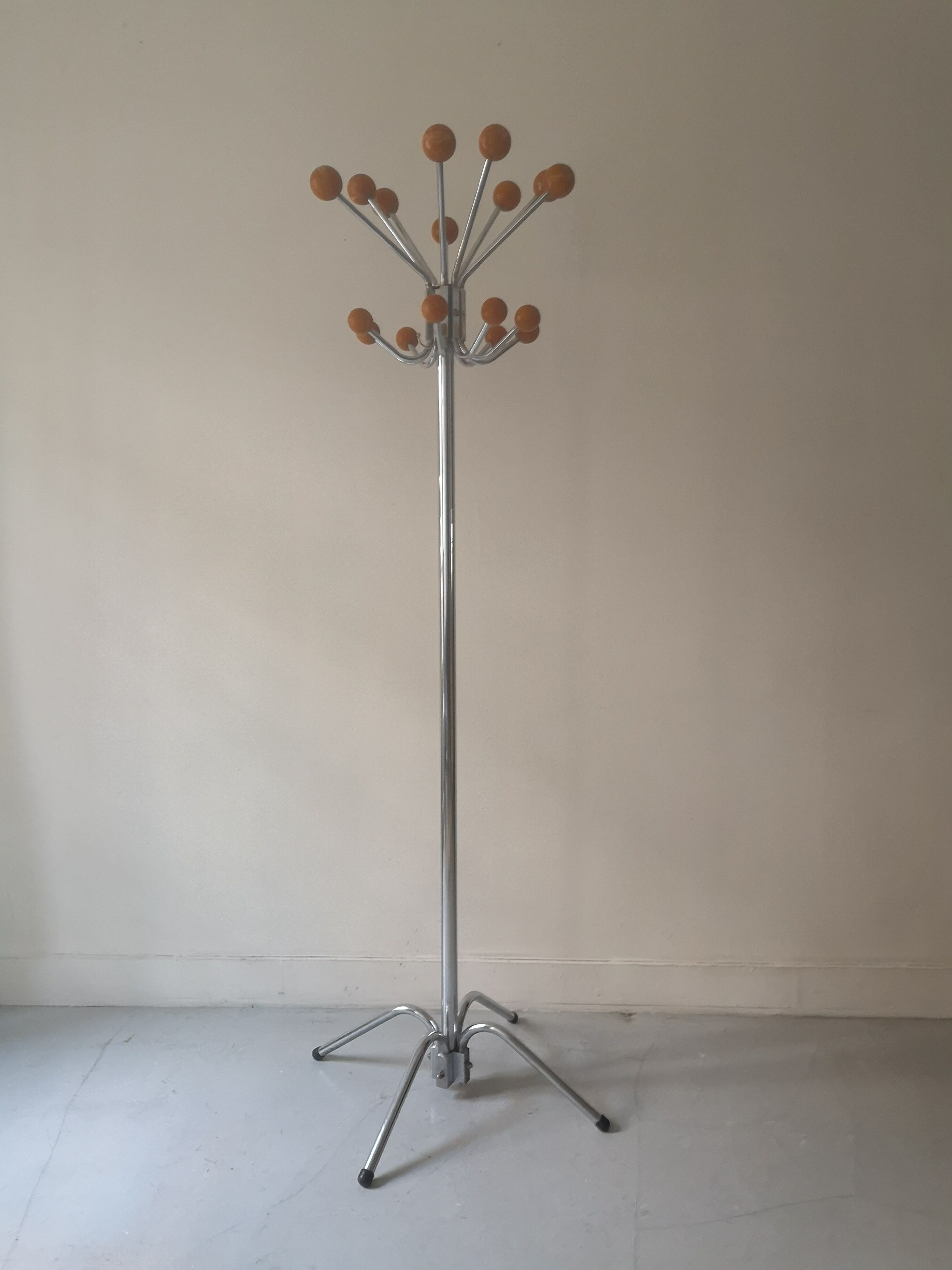 Rotatable parrot coat rack in chrome and wood, design 1970
