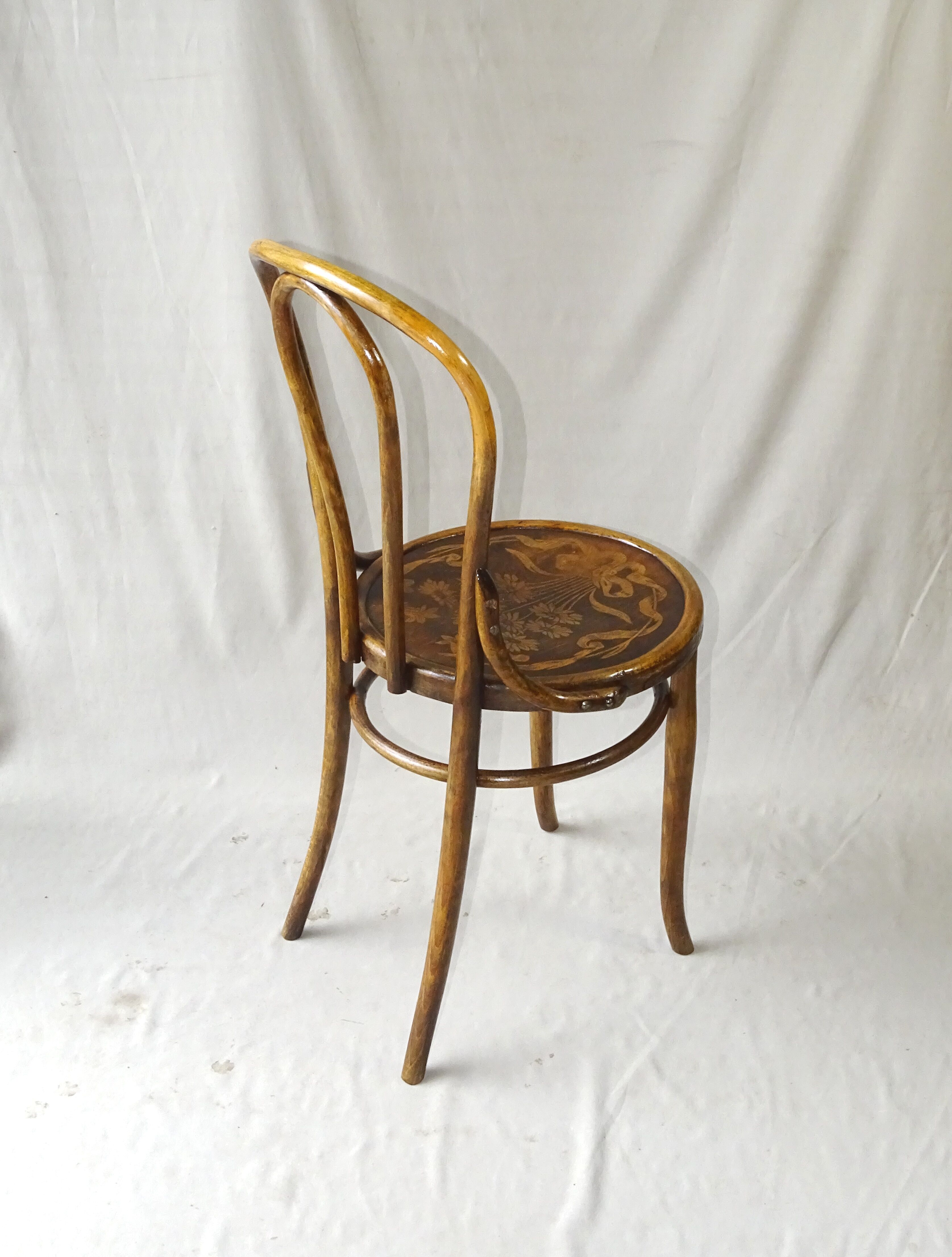 2 bistro chairs sitting wood flowers type 18 Wood- curved