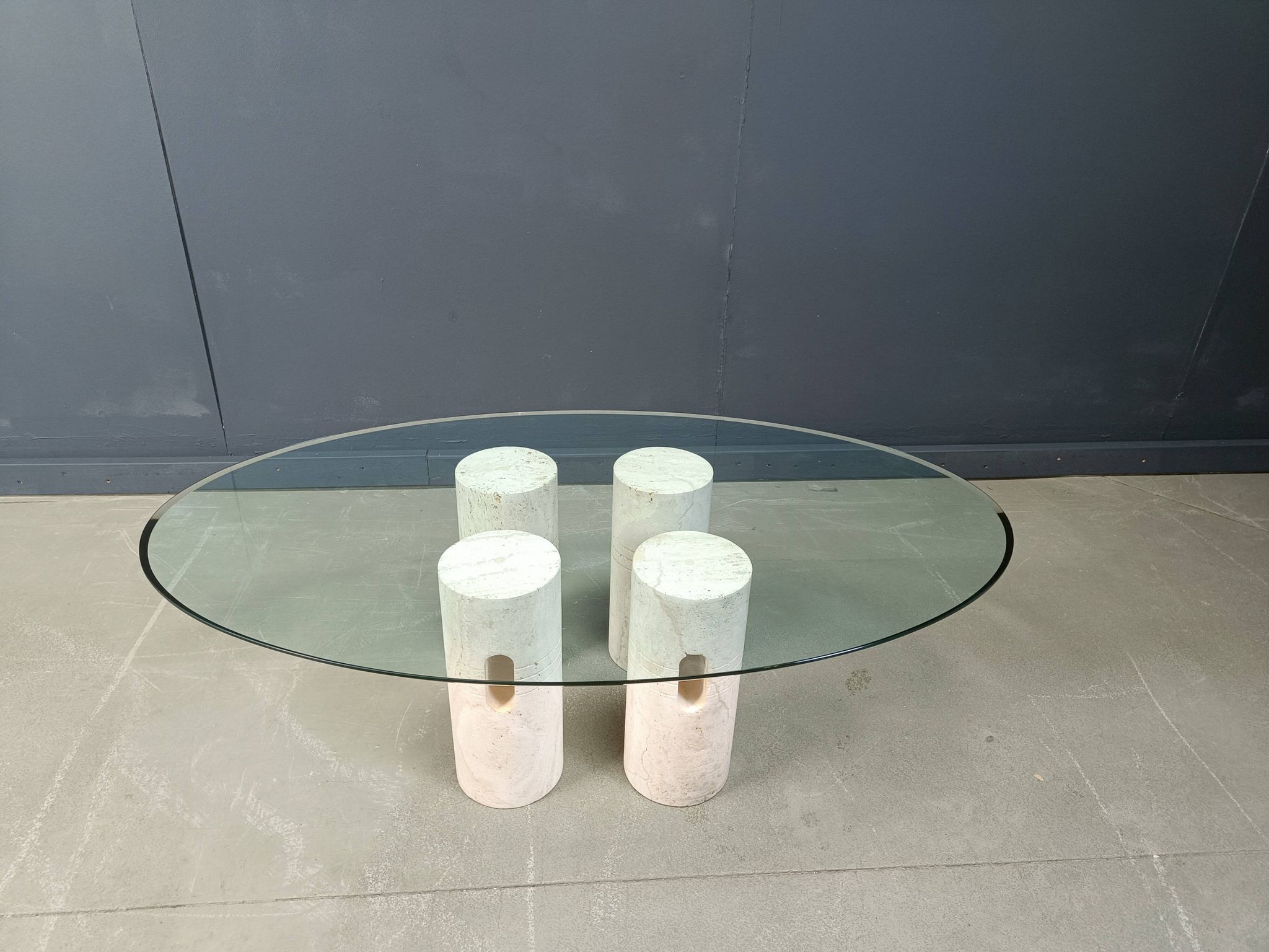 Table basse vintage en travertin et verre, années 1970