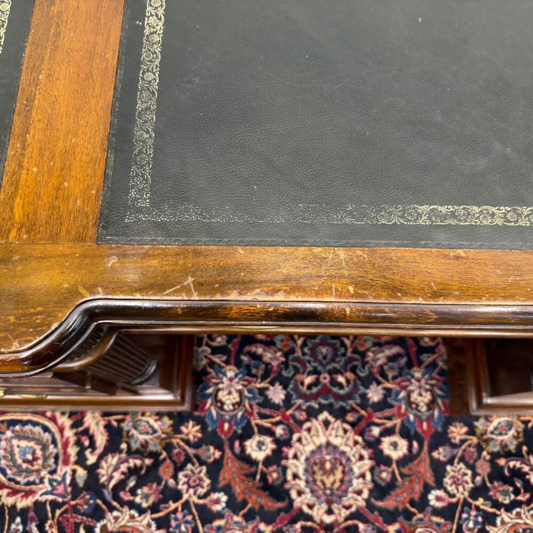 Bureau Chesterfield anglais classique avec panneau arrière