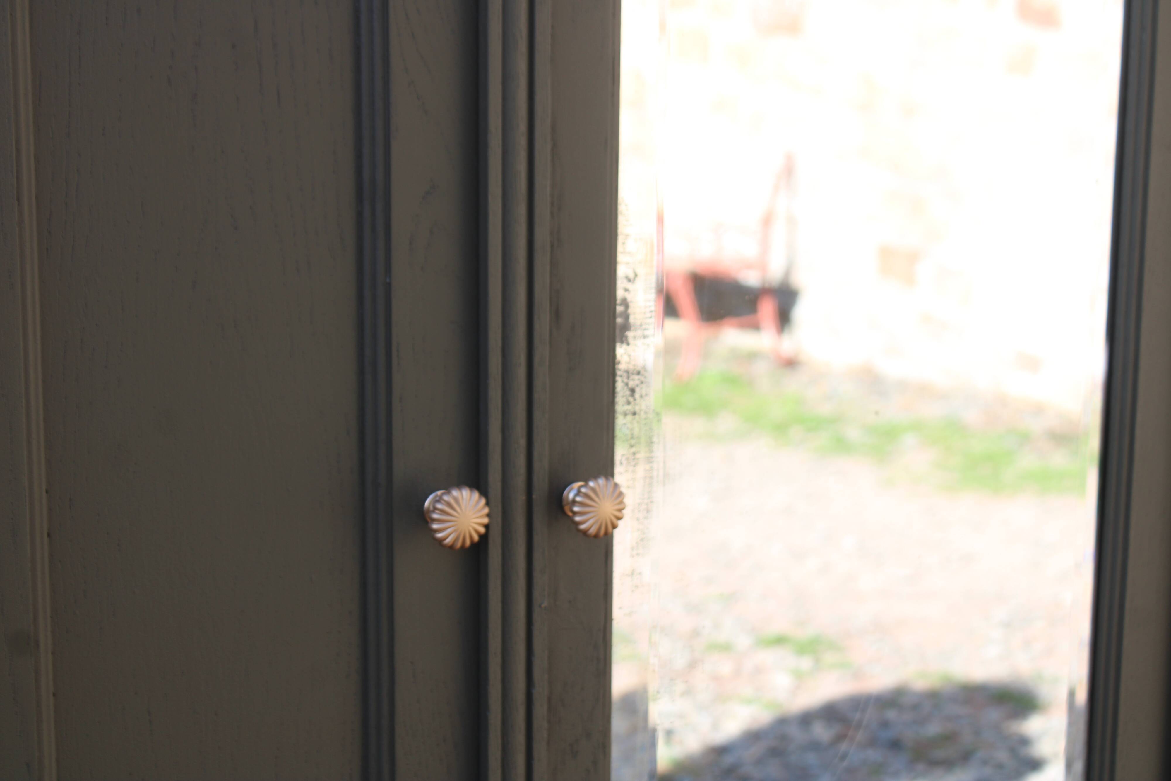 Art Deco wardrobe with three doors – Kaki Barda (Liberon)