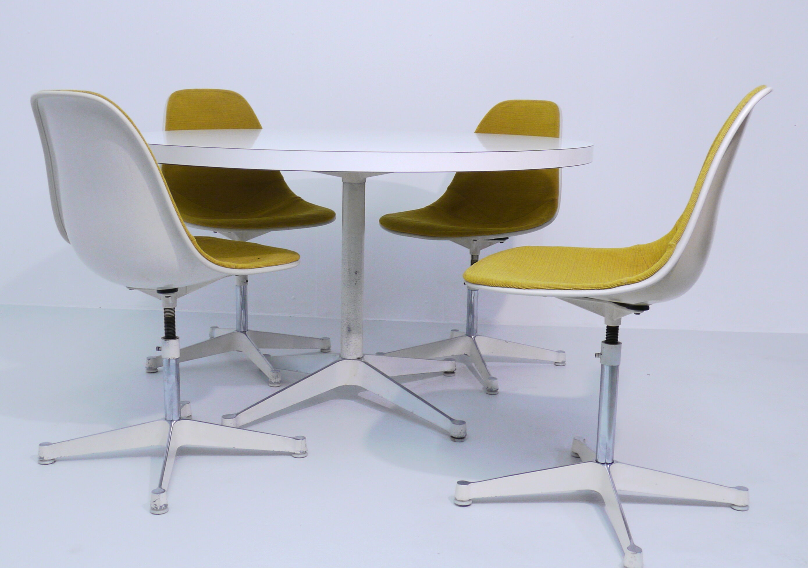 Dining set by Charles et Ray Eames for Herman Miller, 1970