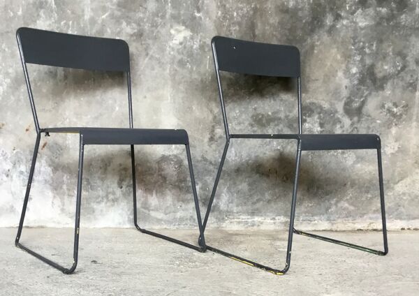 Paire de chaises métal empilables à pieds traîneau - 1960