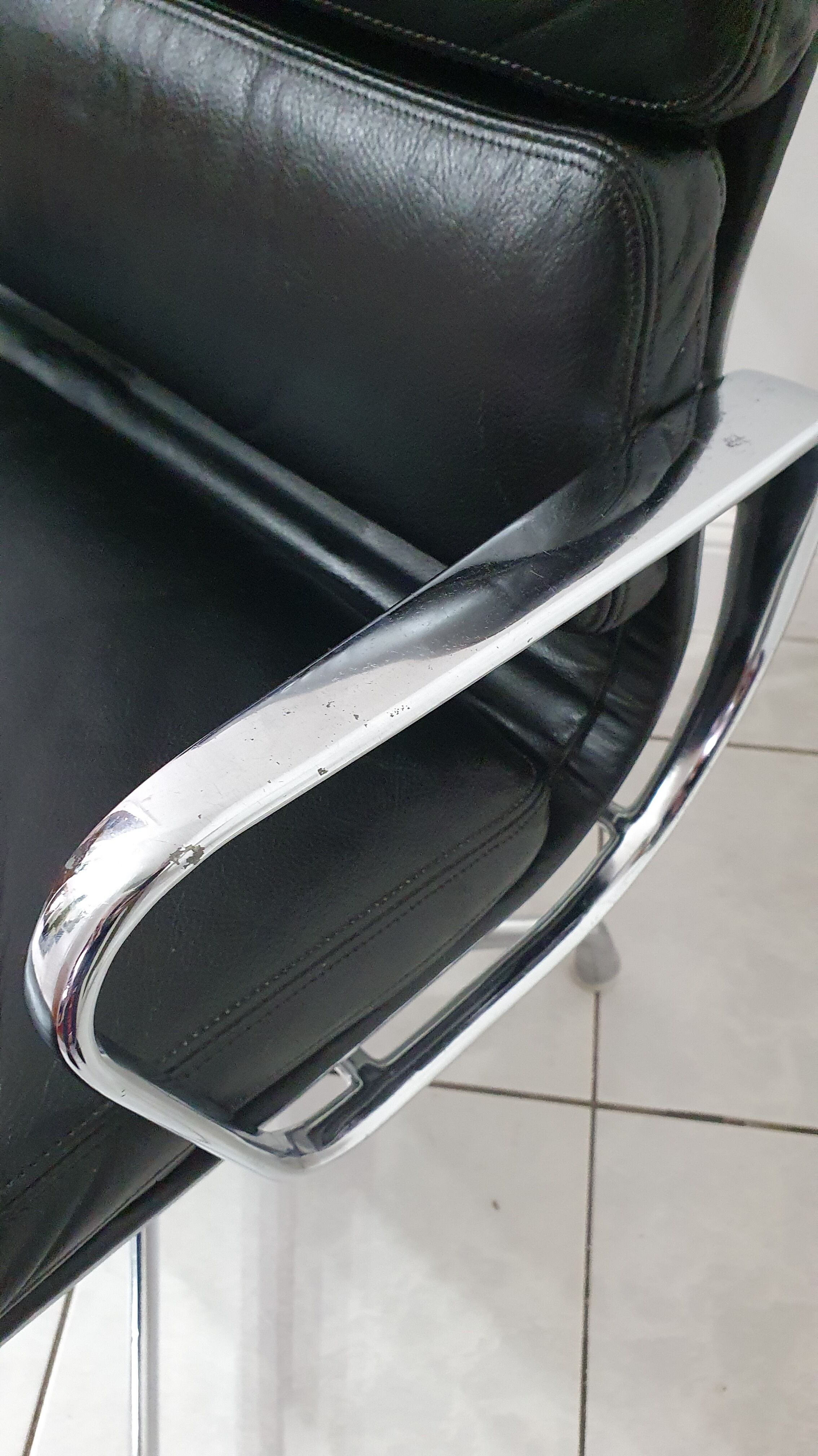 Fauteuil EA208 soft pad Charles et Ray Eames édition Herman Miller