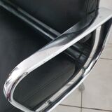 Fauteuil EA208 soft pad Charles et Ray Eames édition Herman Miller