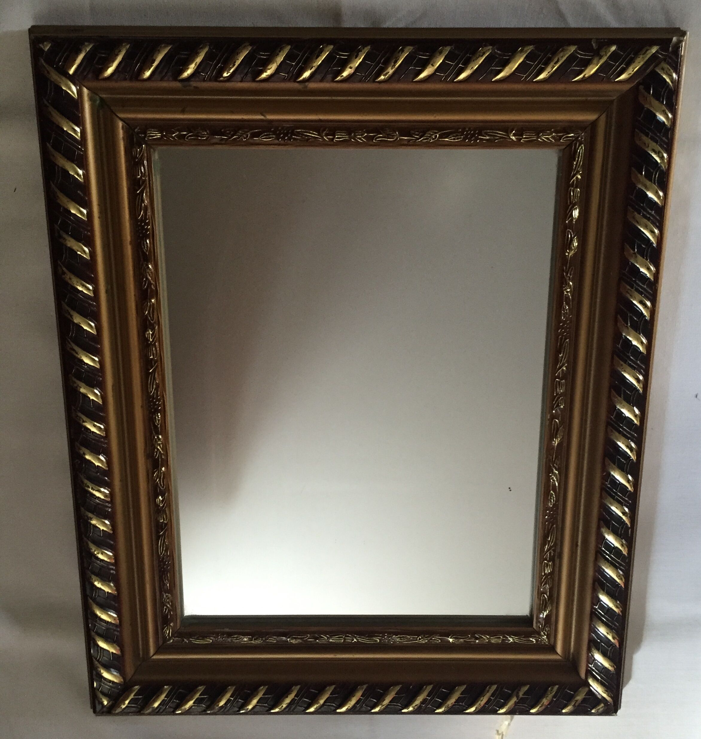 Miroir en bois doré 37,5 x 45 cm
