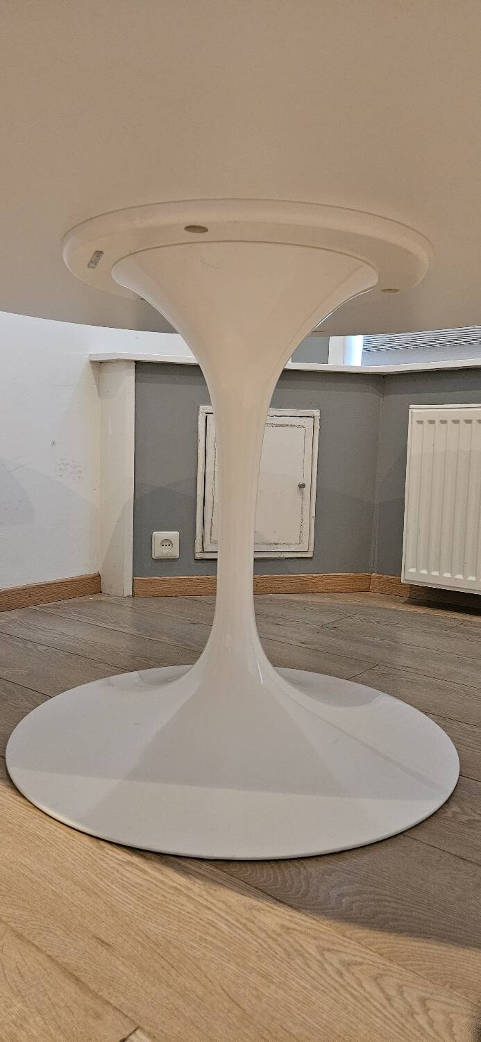Knoll Saarinen Tulip table 137