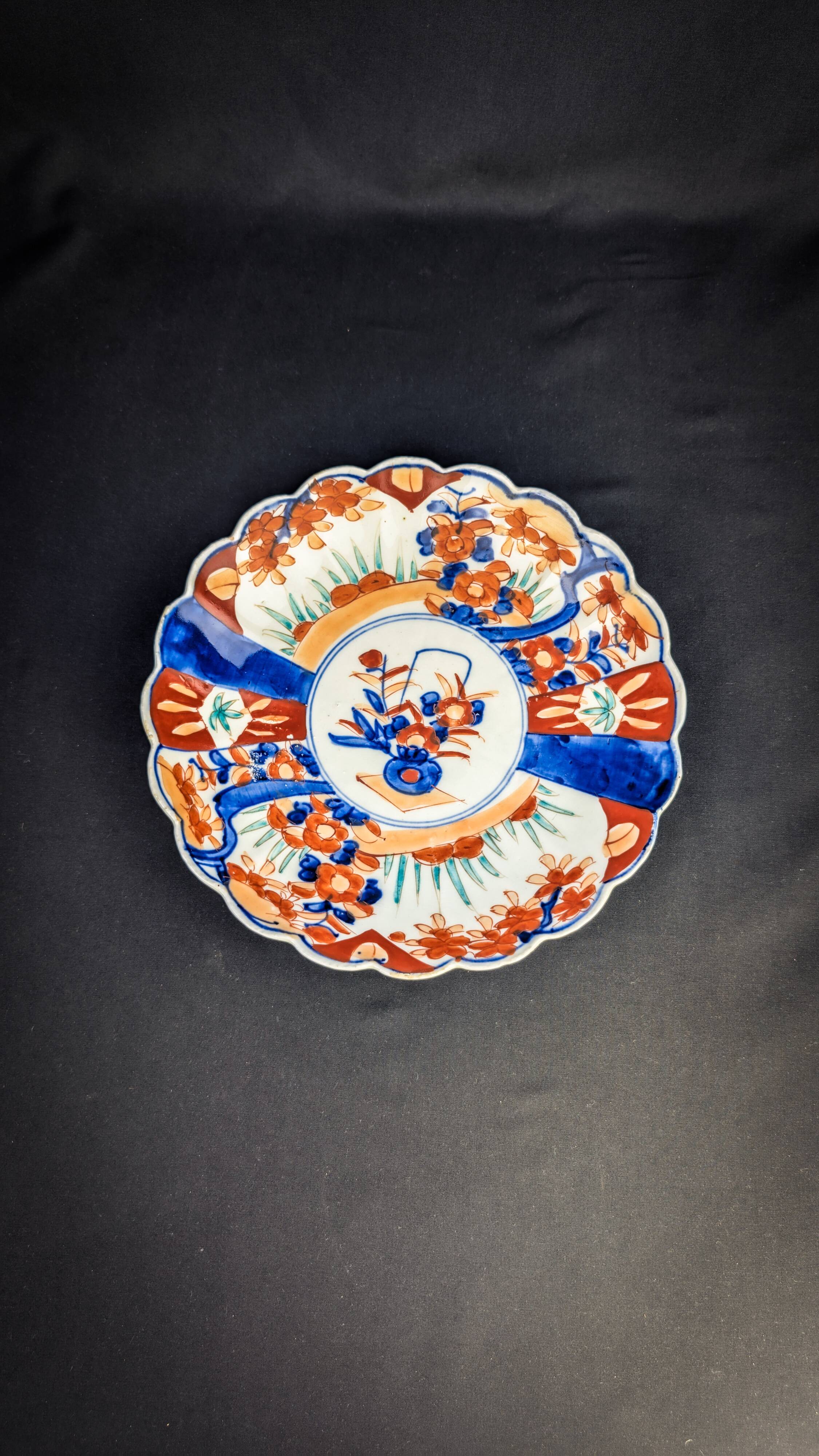 Imari porcelain plate with Japanese-style floral decoration, late 19th century