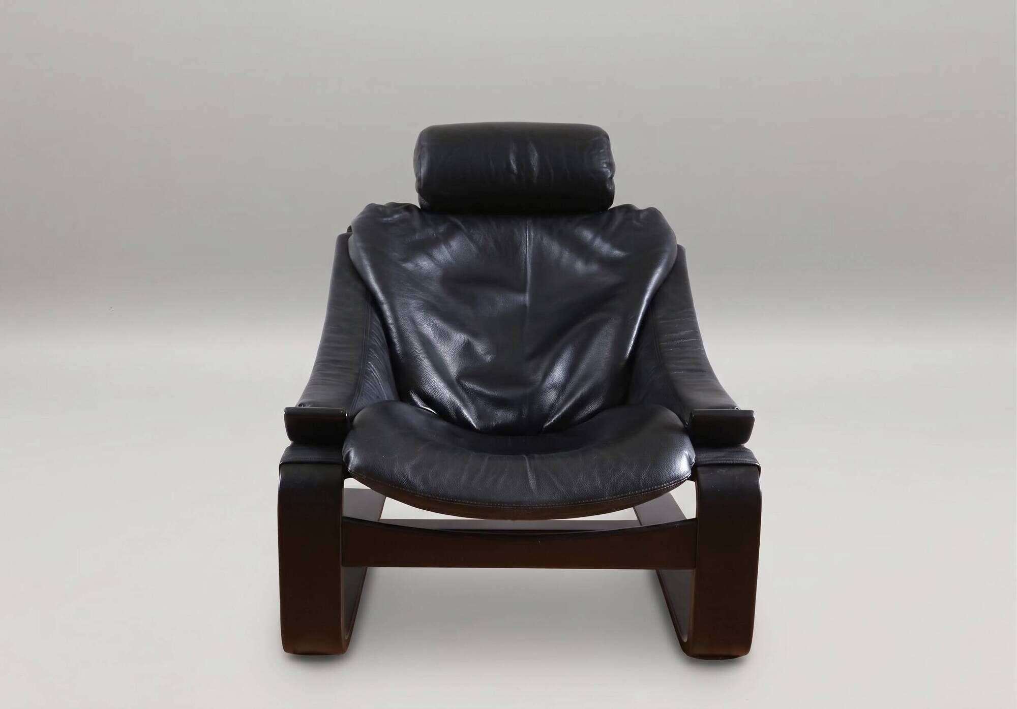 "Lounge chair 'Kroken' by Åke Fribyter for Roche Bobois — Black leather"