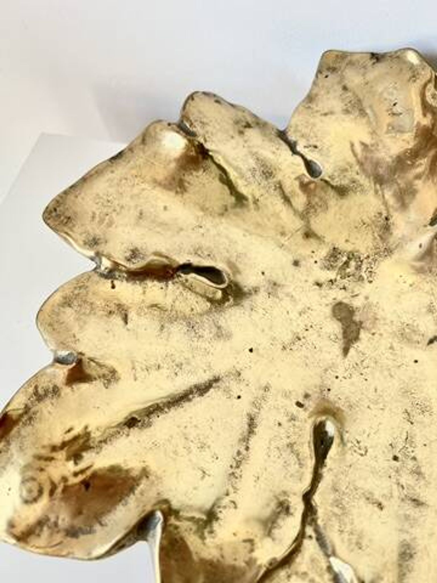 Plat décoratif en forme de feuille – Bronze doré – Début XXᵉ siècle