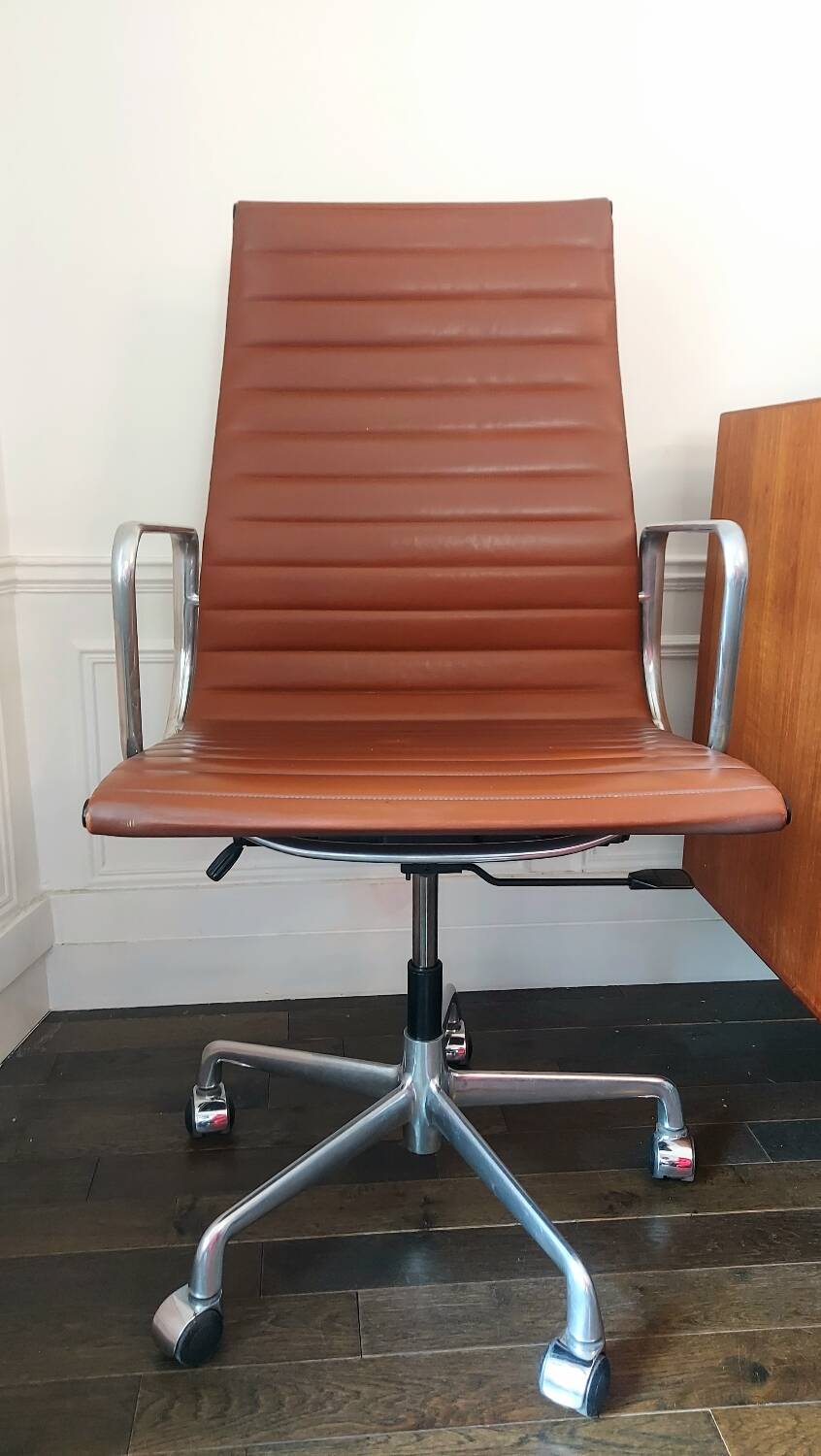 Vintage Eames EA 119 Armchair – High-End Vintage Replica – Alumi