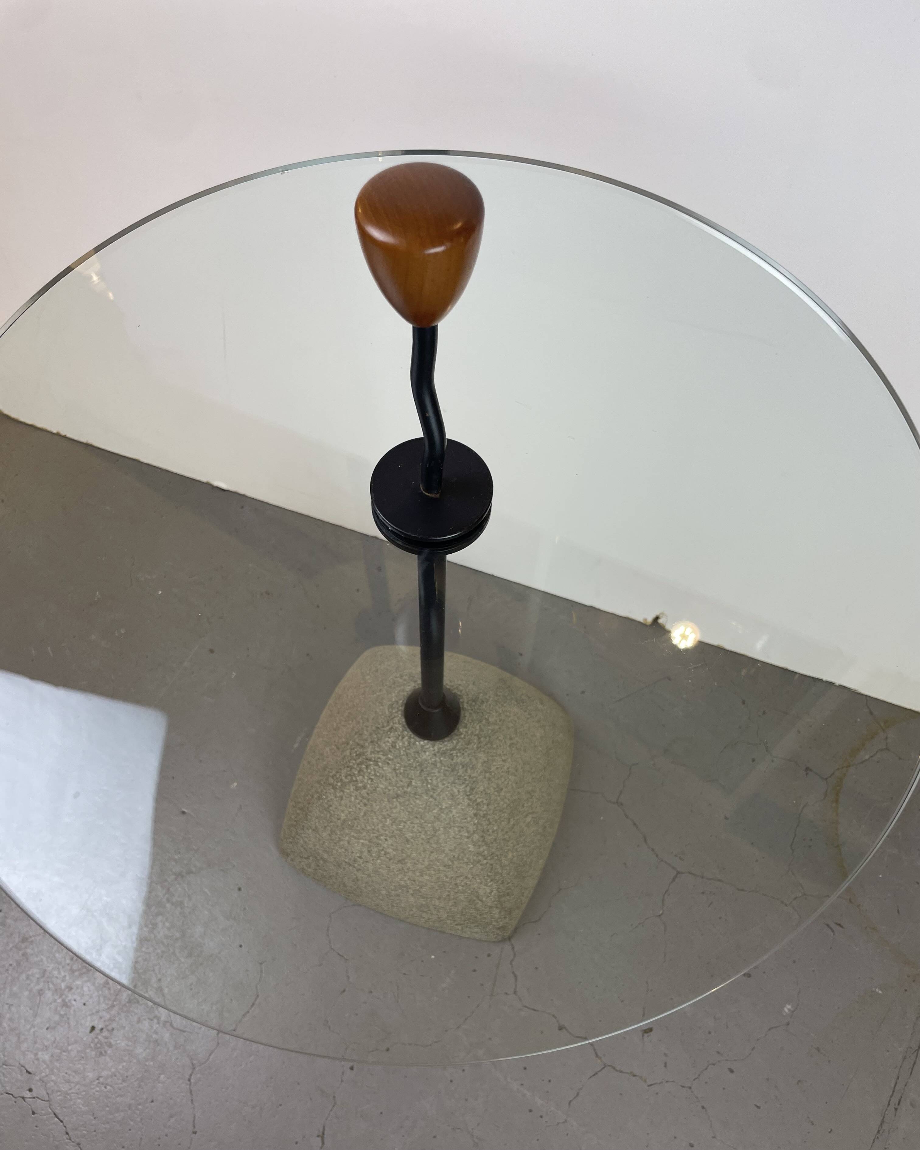 Table d'appoint post-moderne dans le style d'Ettore Sottsass, Italie, années 1980.