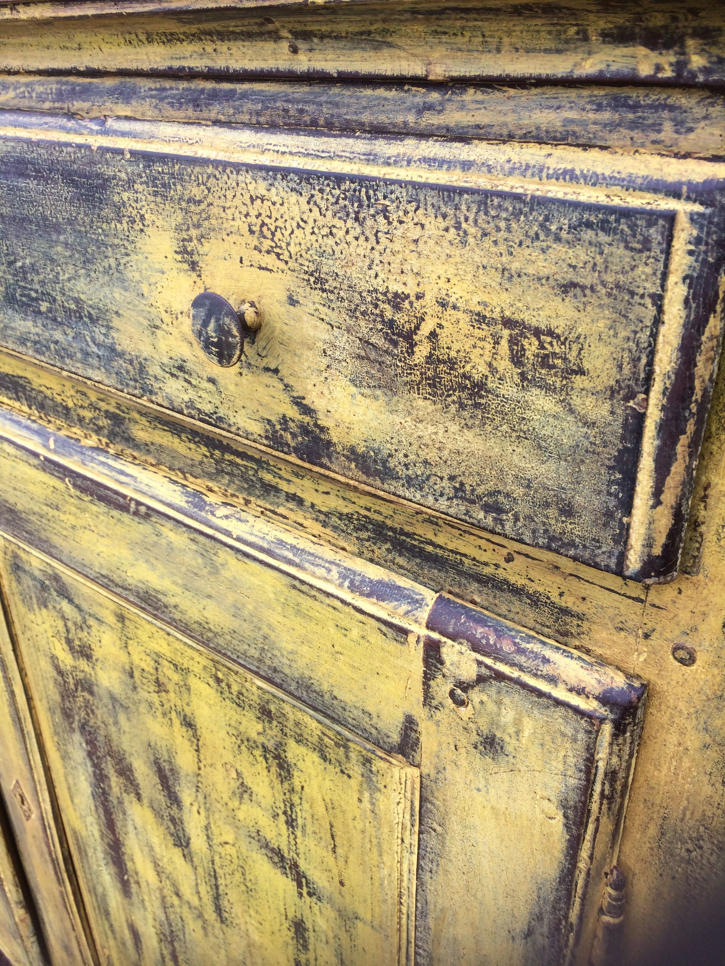 Buffet weathered yellow