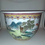 Hidden Chinese porcelain pot. Rose Family.