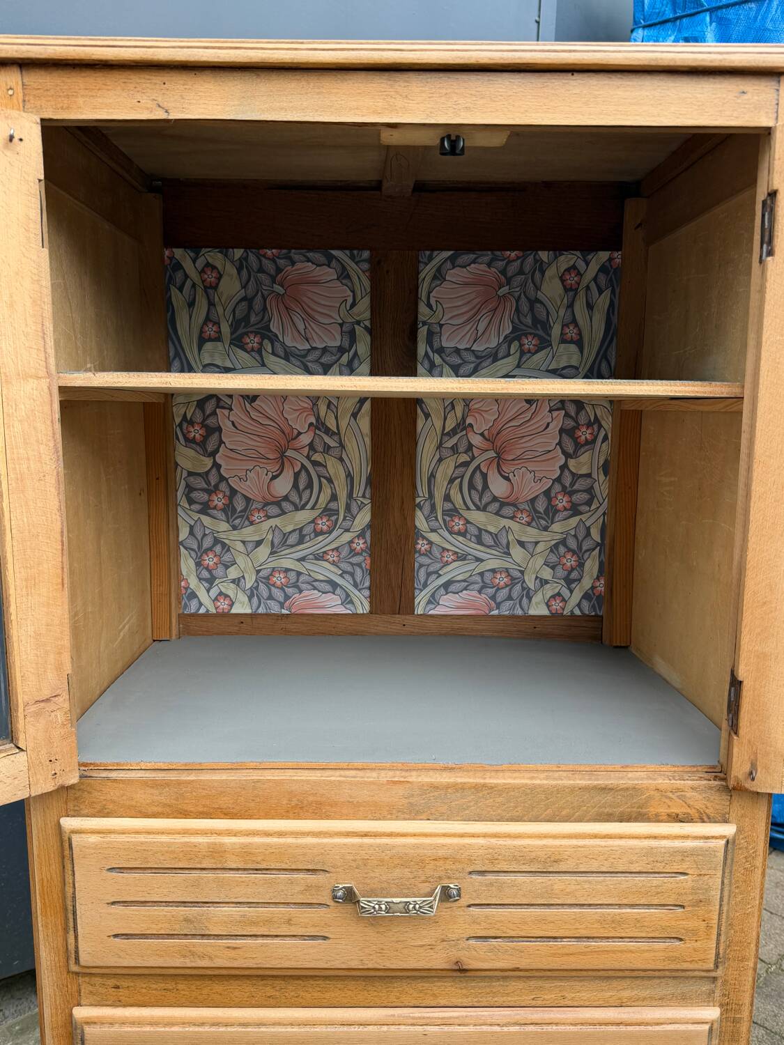 Art Deco glass-fronted Parisian buffet in raw wood