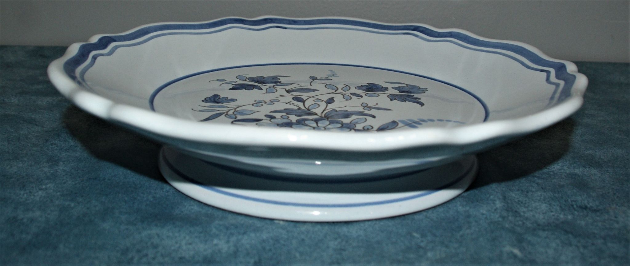 Compotier A. Montagnon à décor de fleurs camaïeu bleu