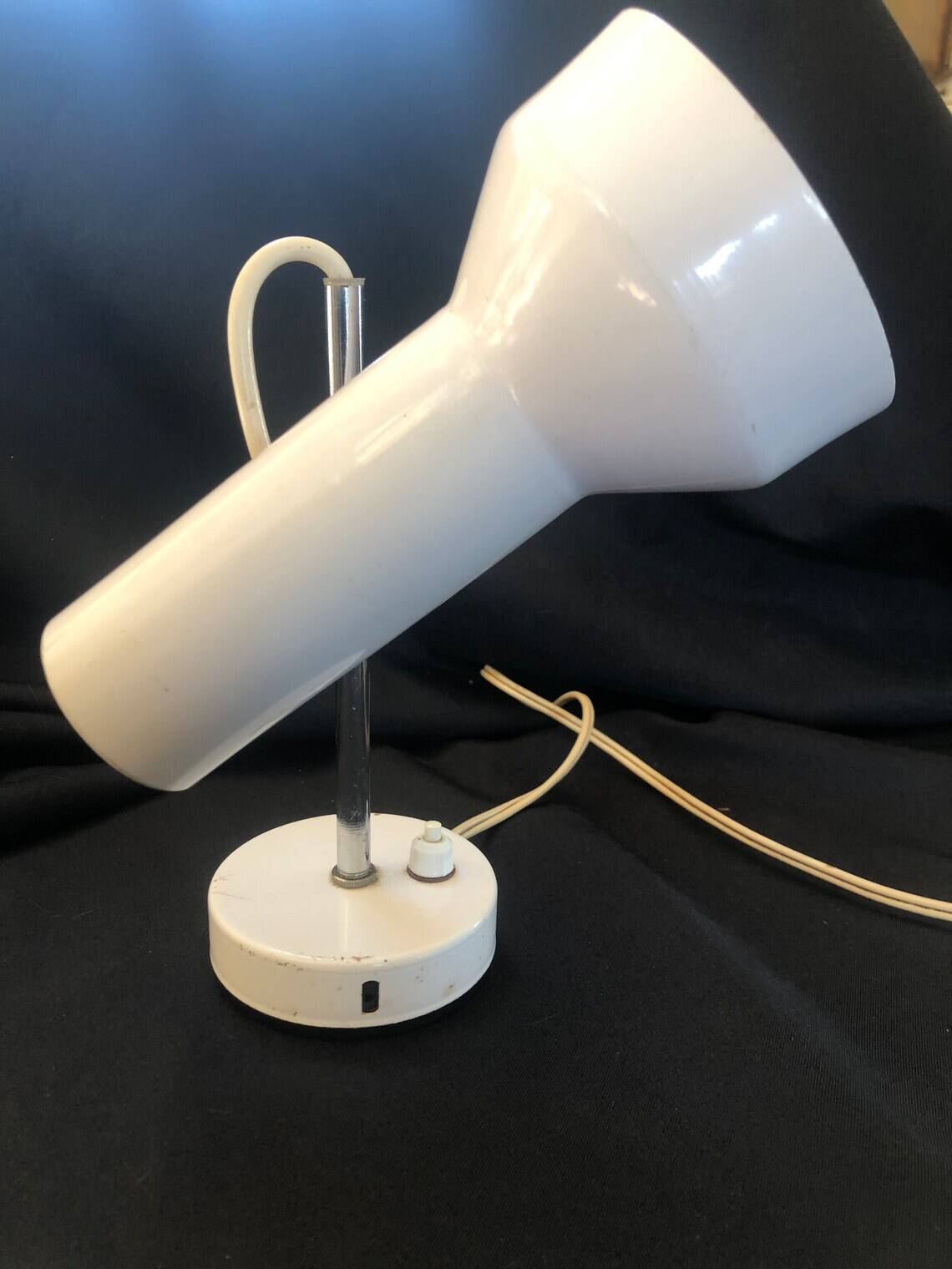 Desk spot lamp in white lacquered metal, Italian work from the 60s and 70s