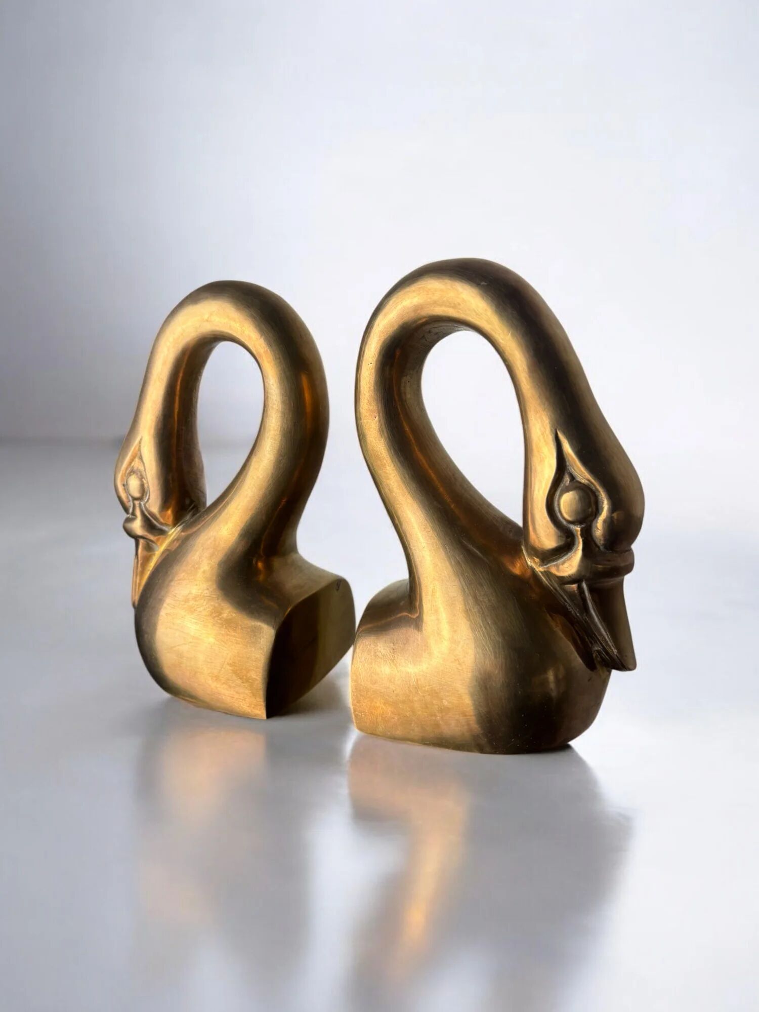 Paire de serre-livres Art déco en laiton en forme de cygne, France, années 1960