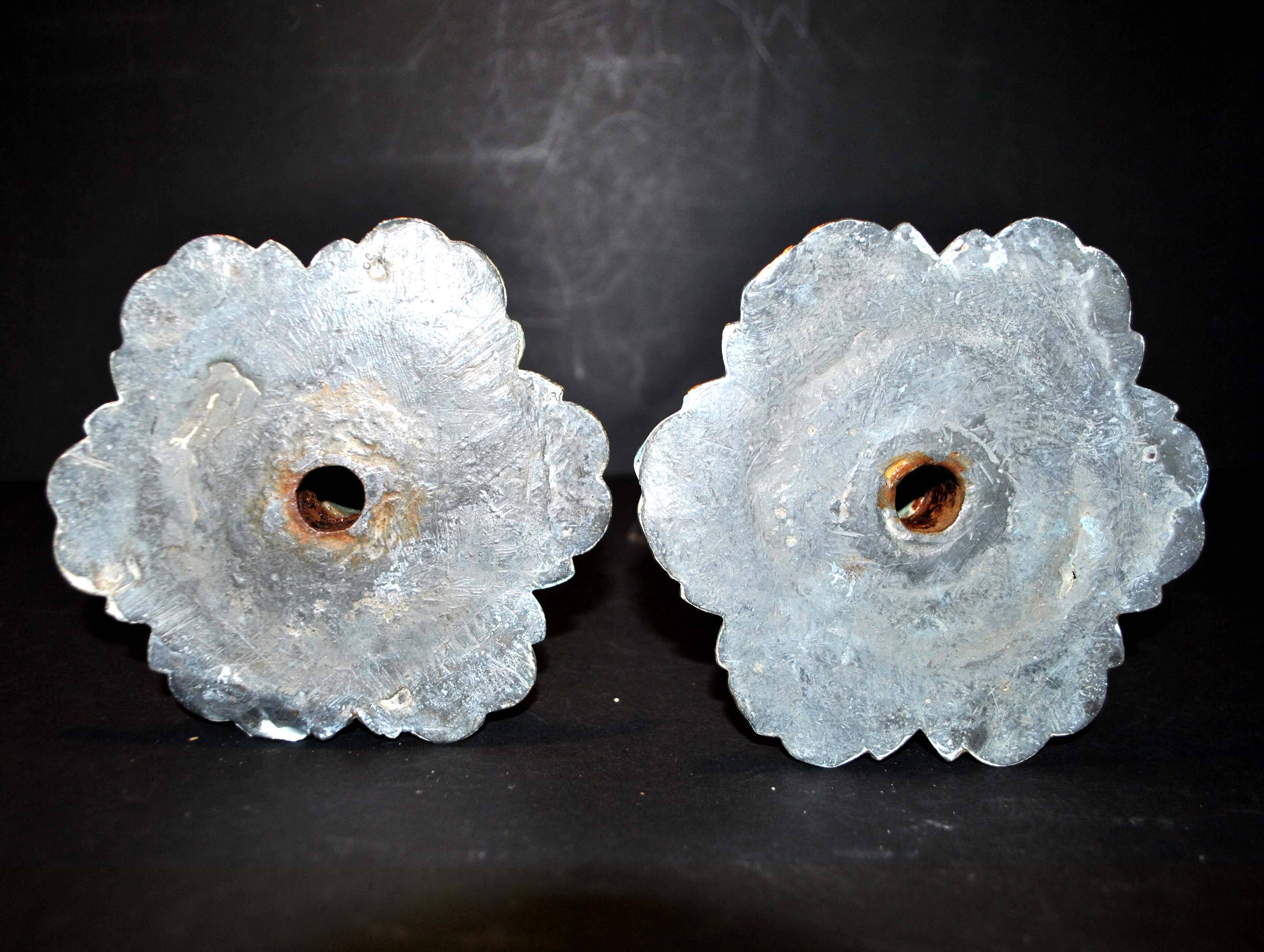 Lot de 2 Bougeoirs flambeaux anciens en laiton doré décor classique