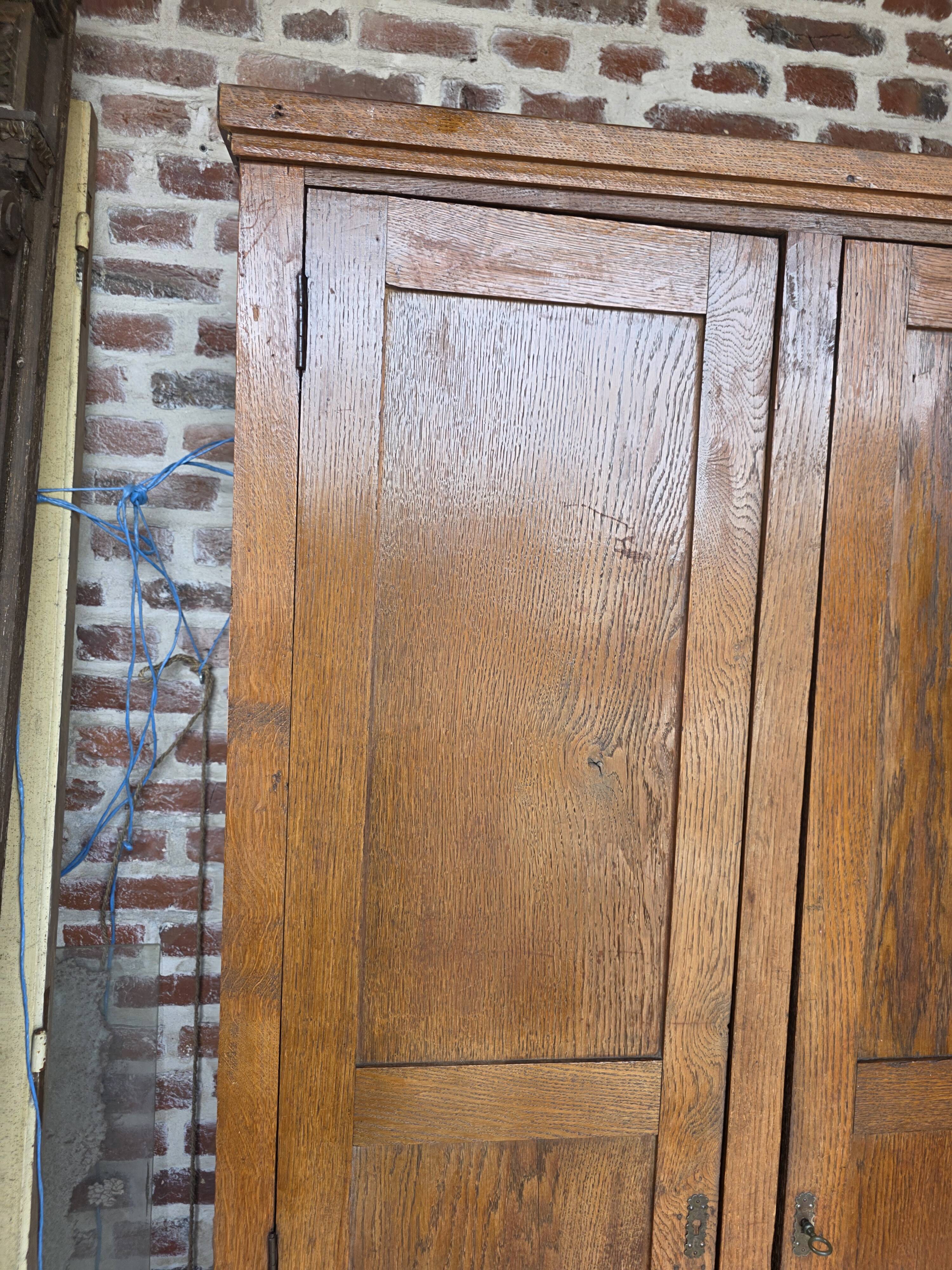 Armoire parisienne ancienne en chêne