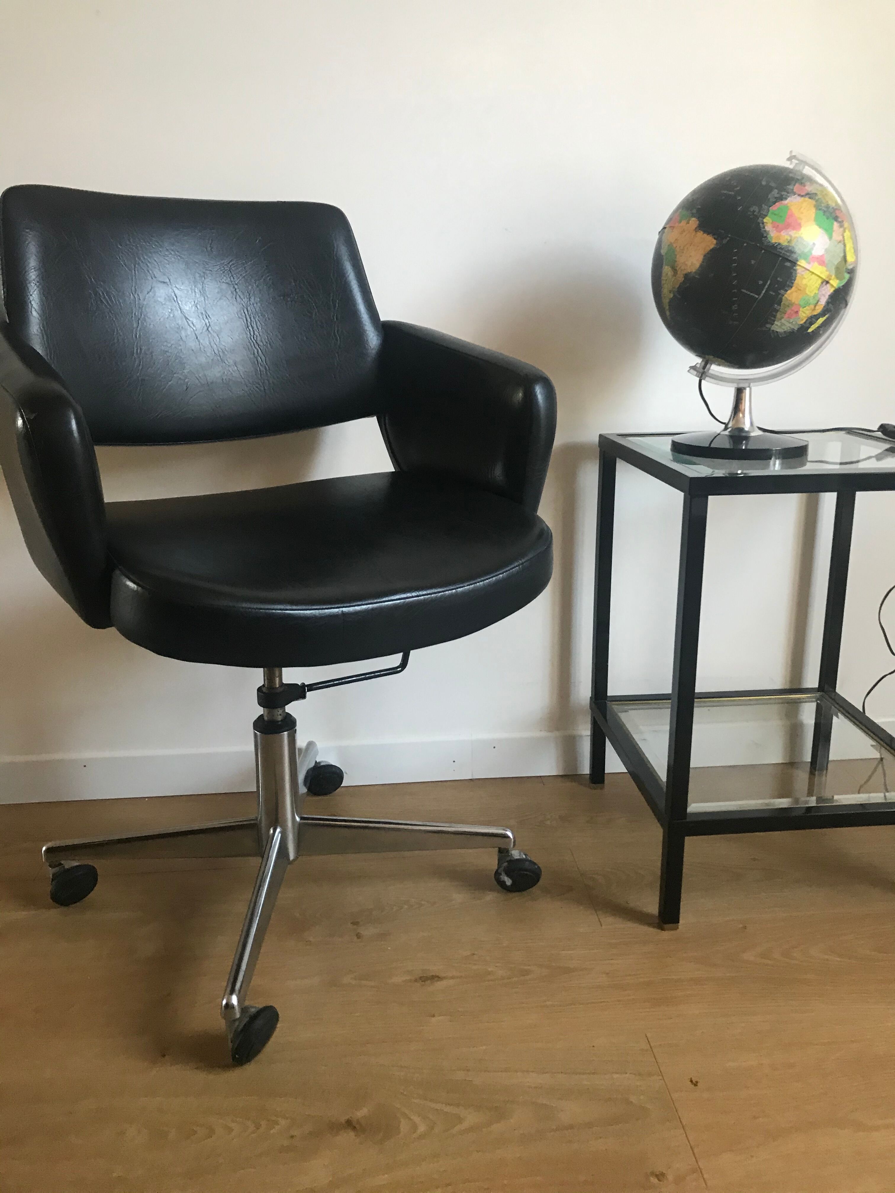 Fauteuil de bureau roulettes et skaï noir vers 1970