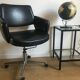 Fauteuil de bureau roulettes et skaï noir vers 1970
