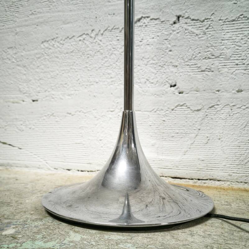“Eye ball” floor lamp with tulip base