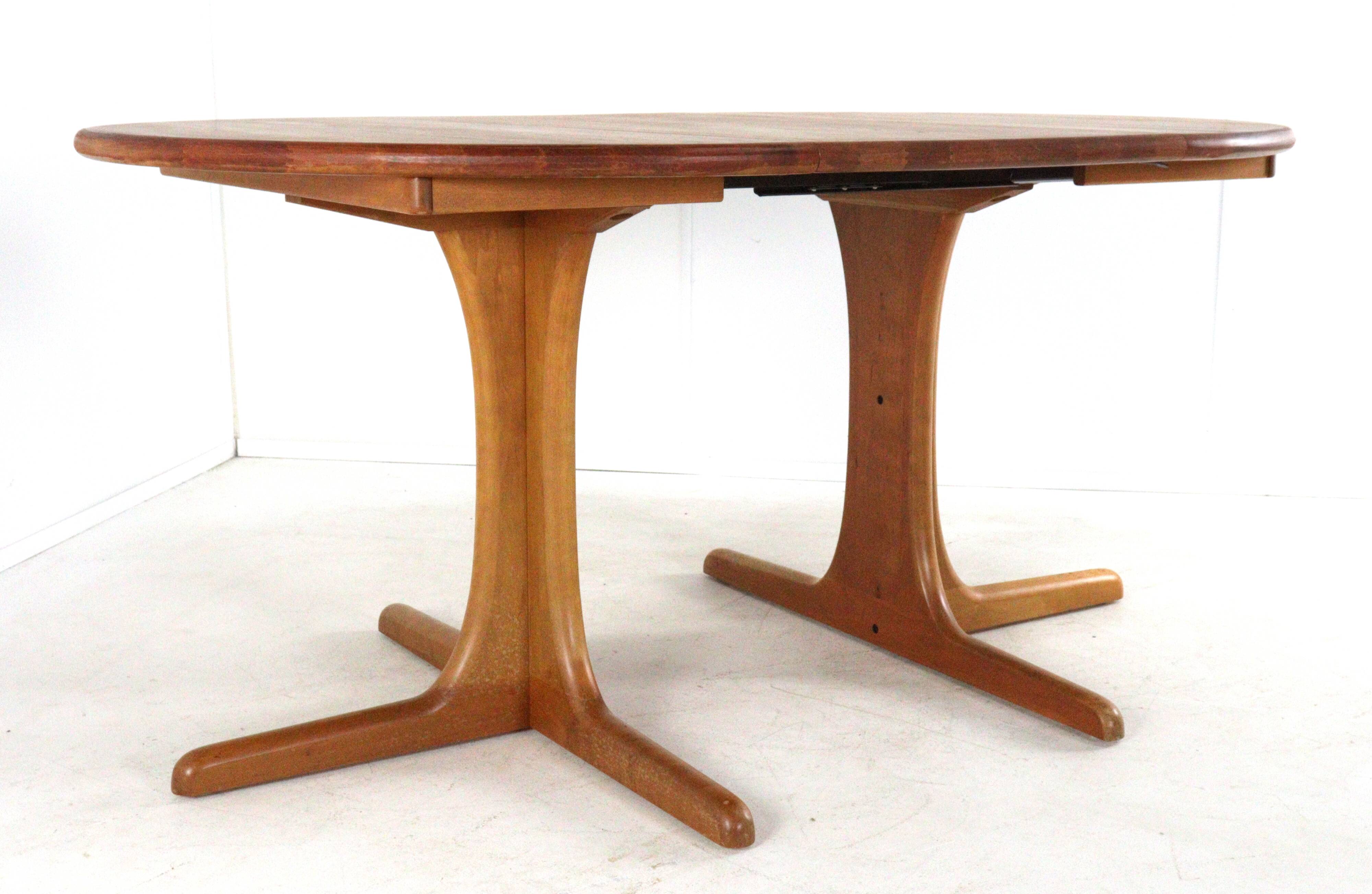Round 2x Extendable Dining Table "Tjórn" - danish design in teak