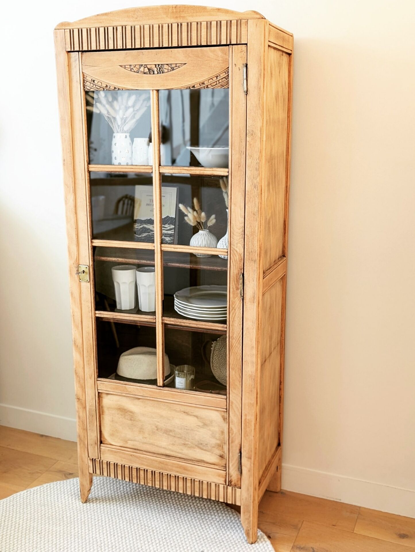 Armoire bonnetière Art Déco vitrée