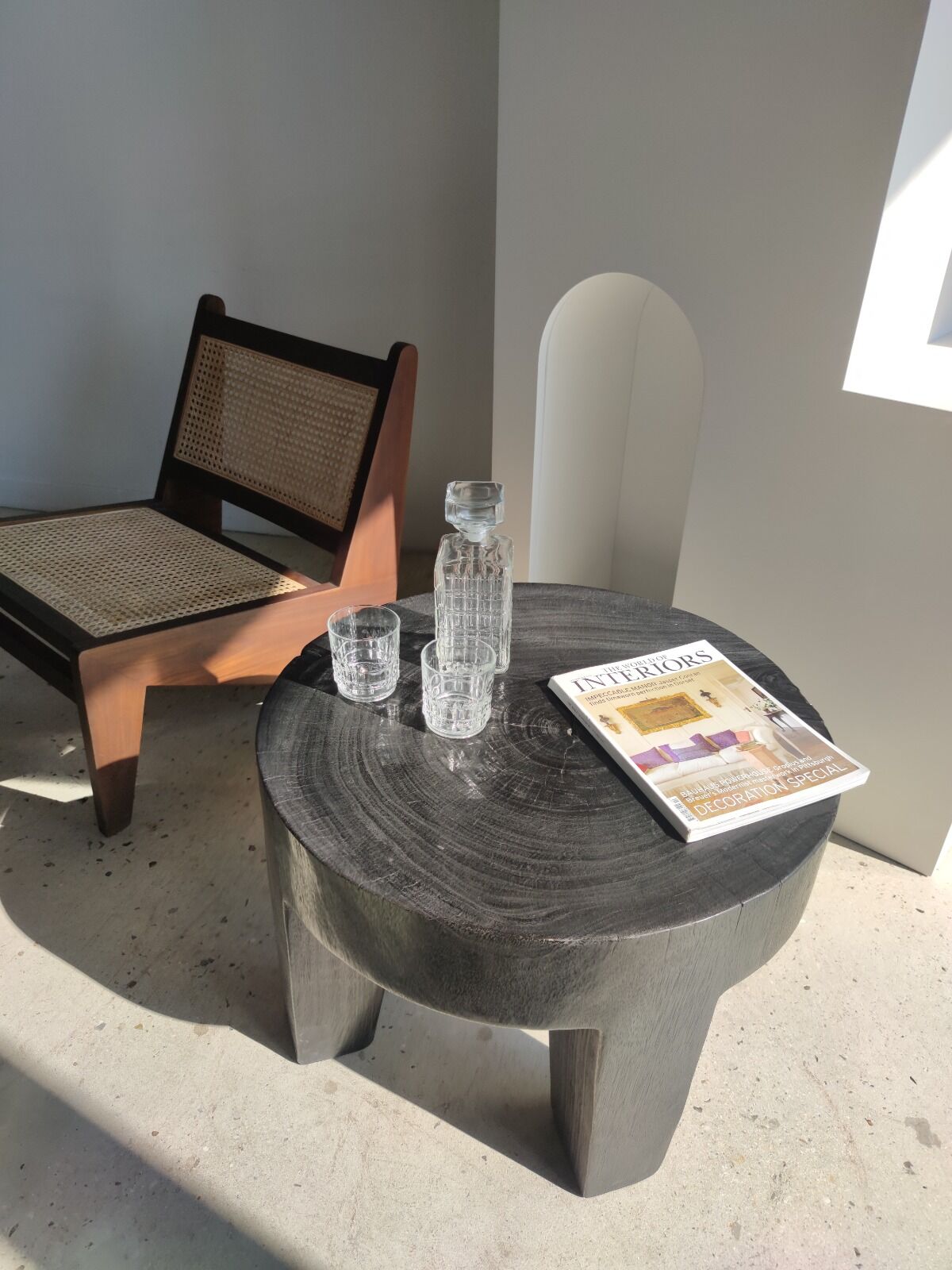 Quadripod coffee table in black monoxyl solid wood