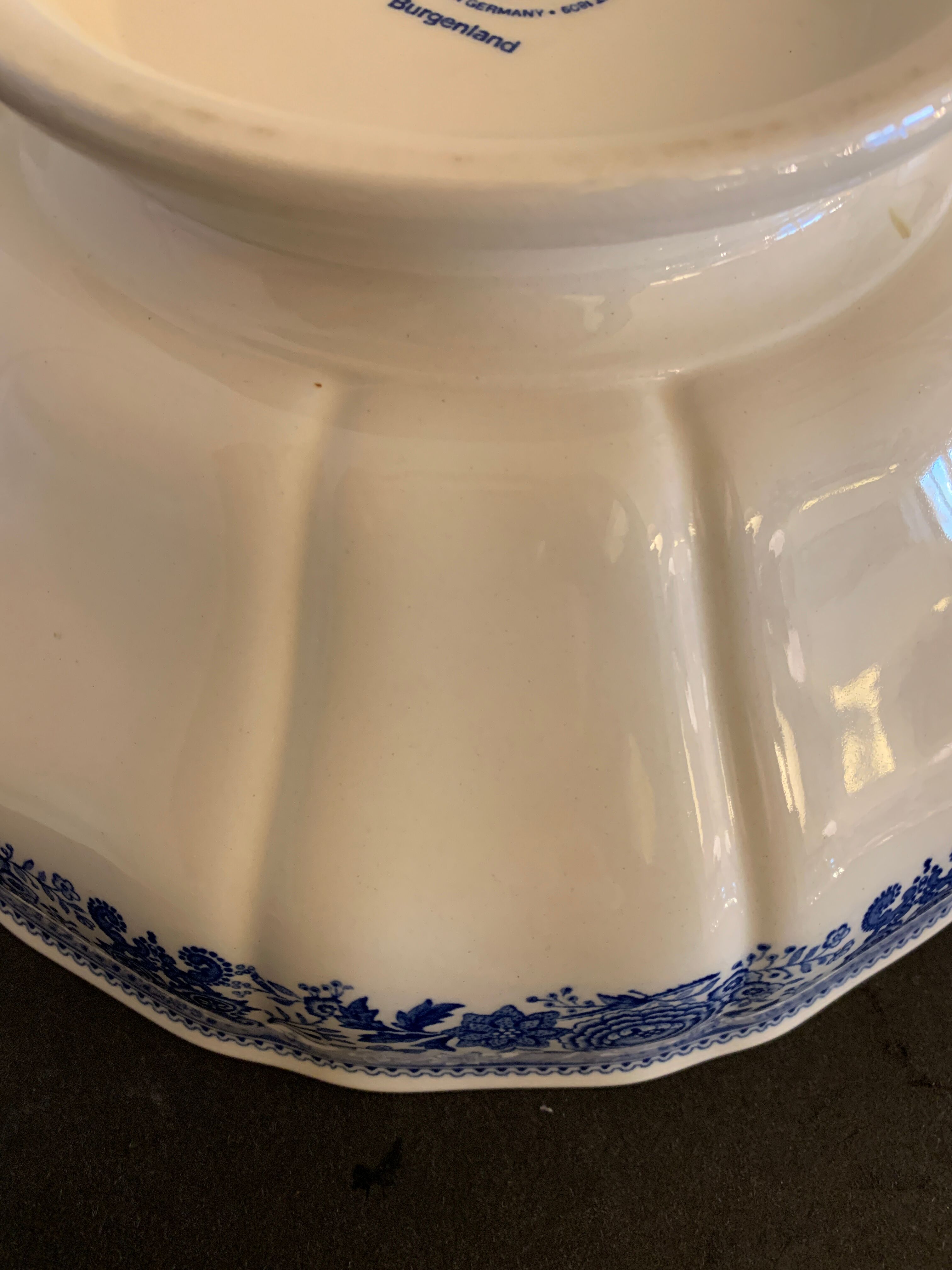 Salad bowl in blue and white earthenware, burgenland model of villeroy and boch