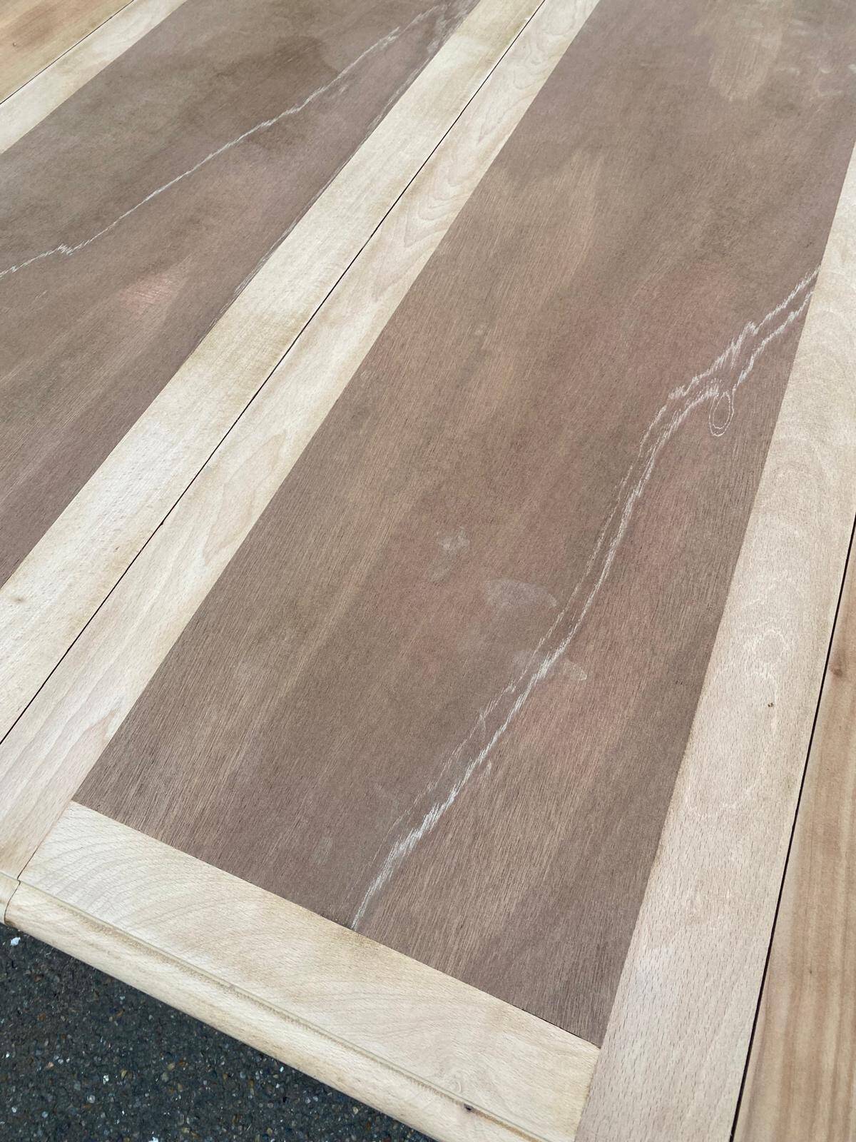 Round dining table with a central pedestal, extendable, stripped in solid walnut with 2 extensions.