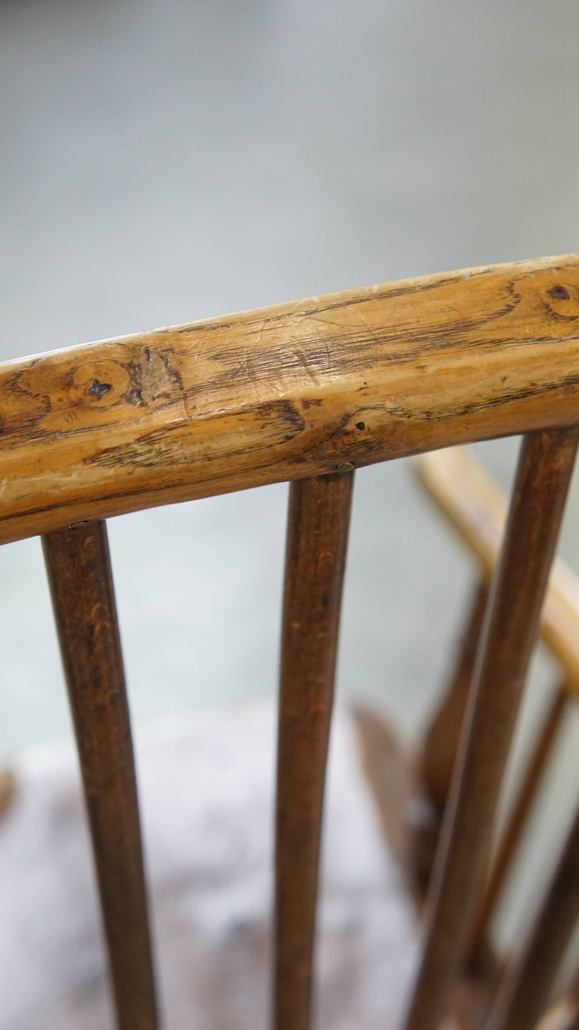 Antique English Windsor Chair from the 19th Century Made of Elm