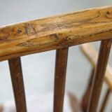 Antique English Windsor Chair from the 19th Century Made of Elm