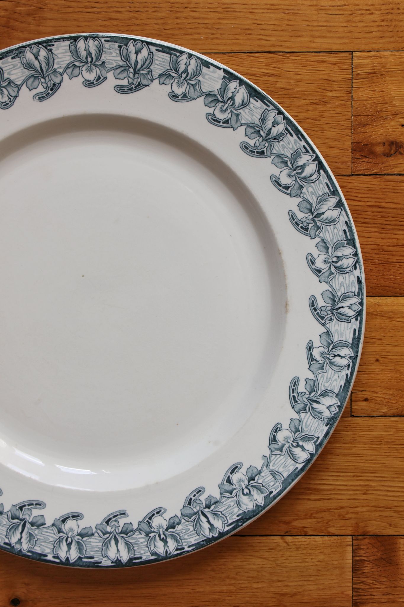 Plat rond en terre de fer décor iris Badonviller