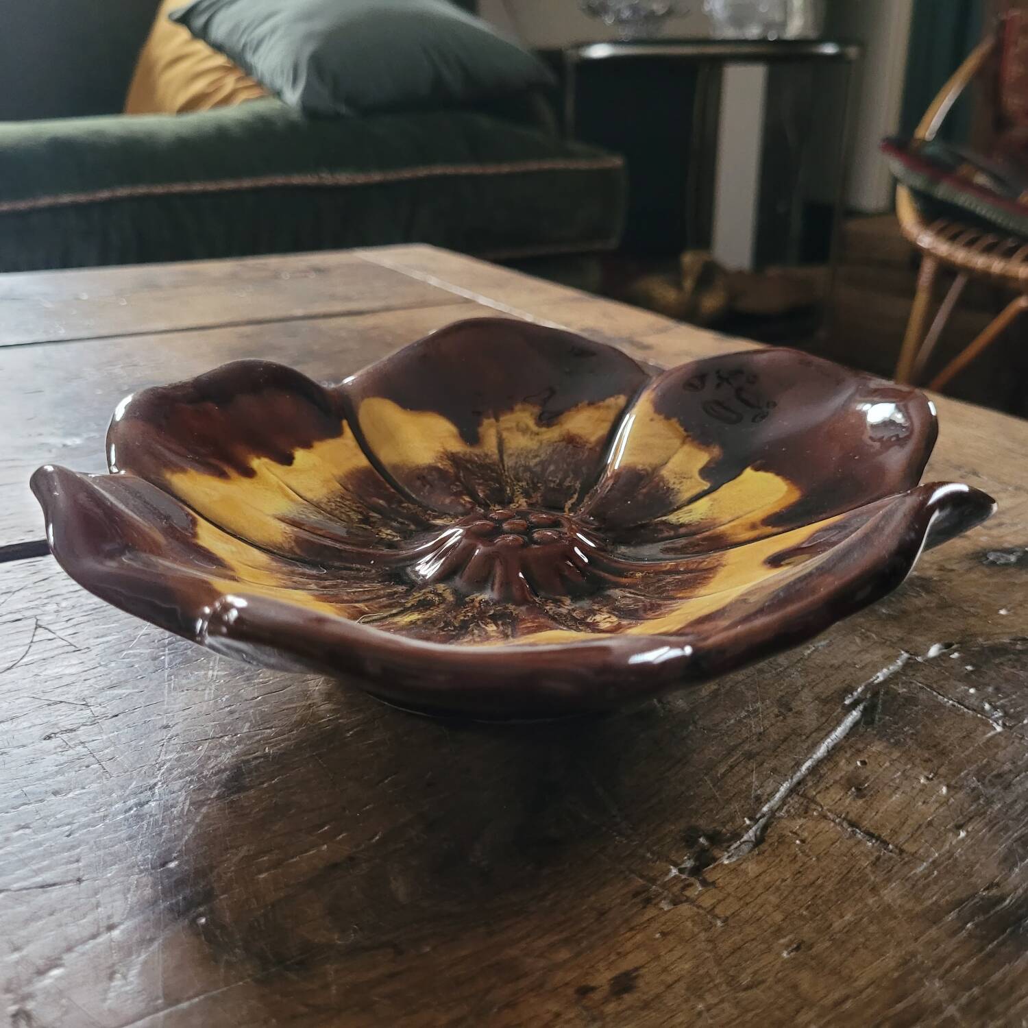 Vintage enamelled ceramic “flower” pocket emptier from the 60s/70s