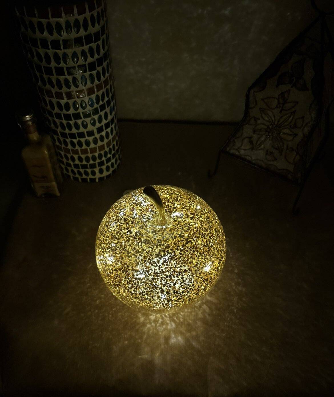 Lampe pomme en verre doré pailleté – vintage