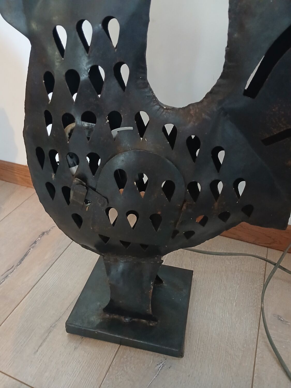 Wrought iron table lamp/rooster