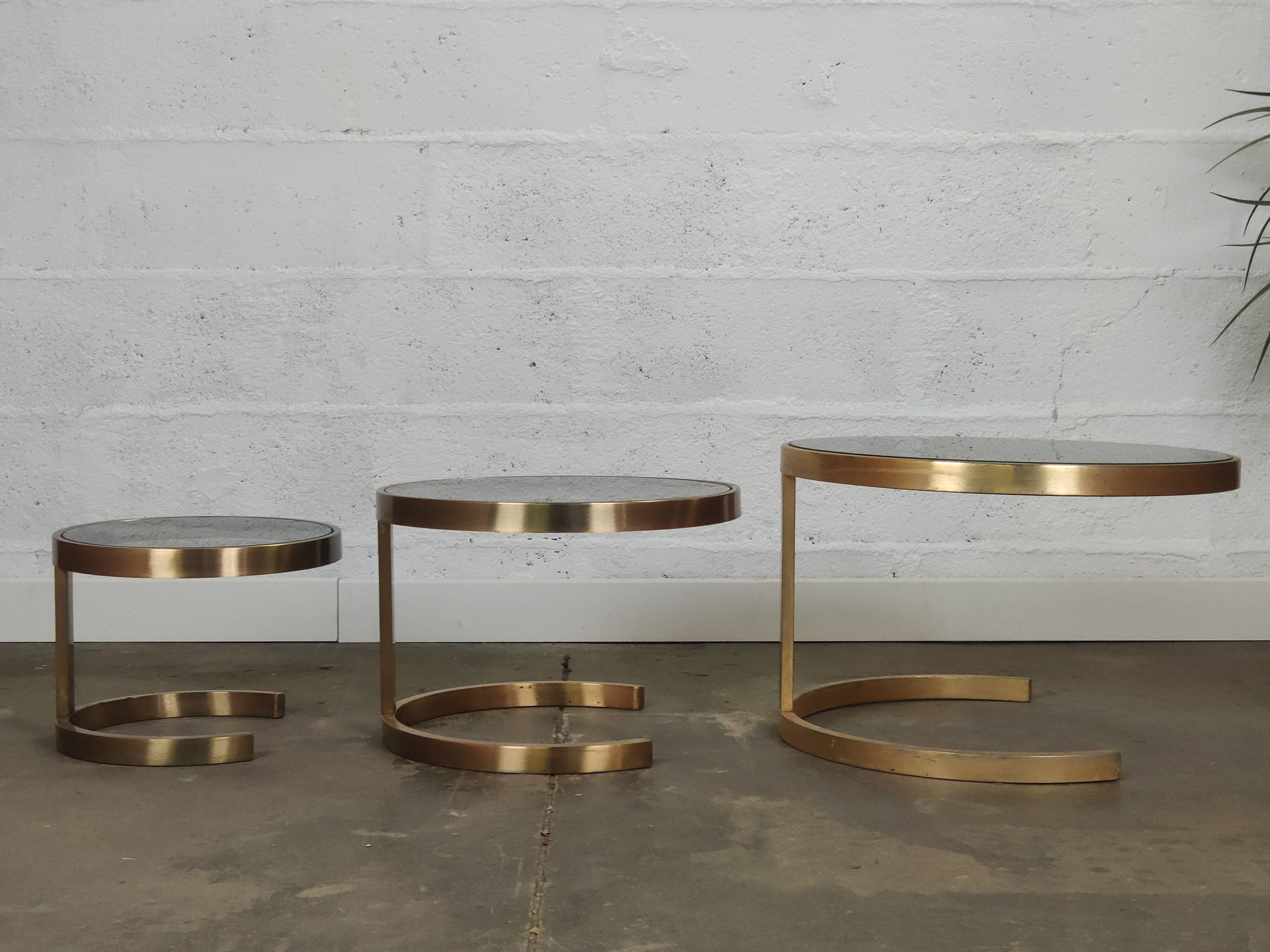 Superb trundle table round golden and smoked glass