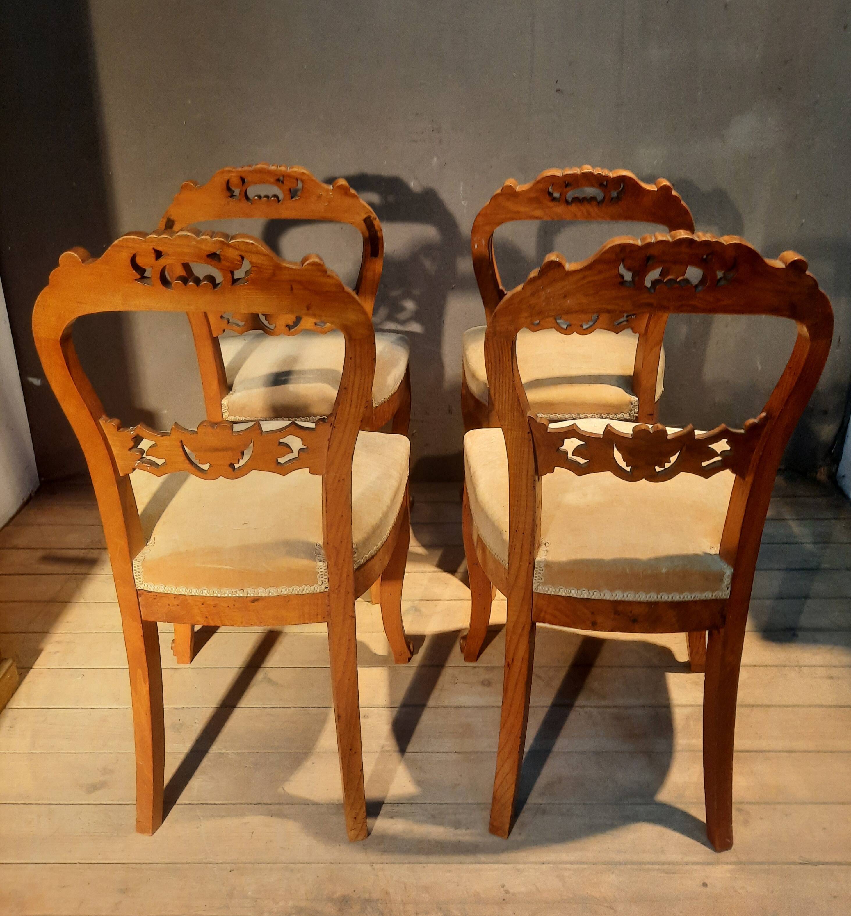 Set of 4 blond braked chairs