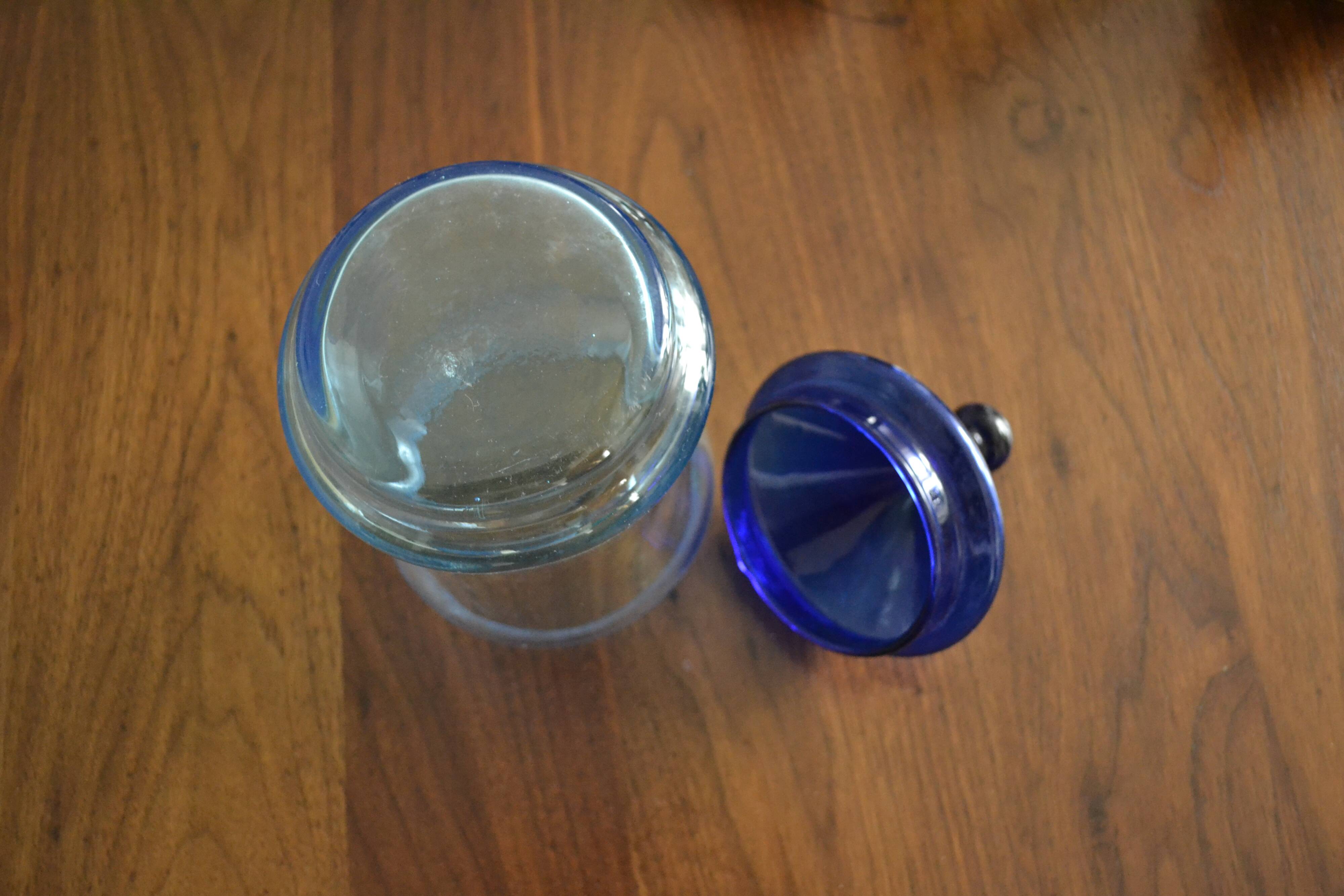 Pot en verre bleu